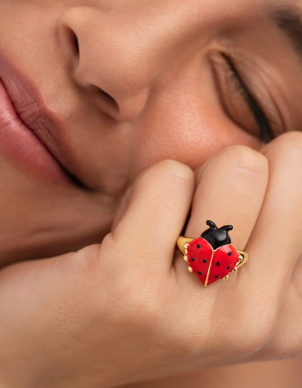 Anillo tipo sello mariquita de aleación de metales bañado en oro - Singularu - Rojo Rojo-4