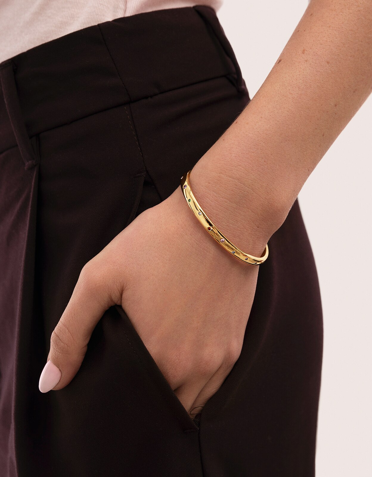 Brazalete curve rainbow de acero bañado en oro - Singularu - Multicolor Multicolor-2