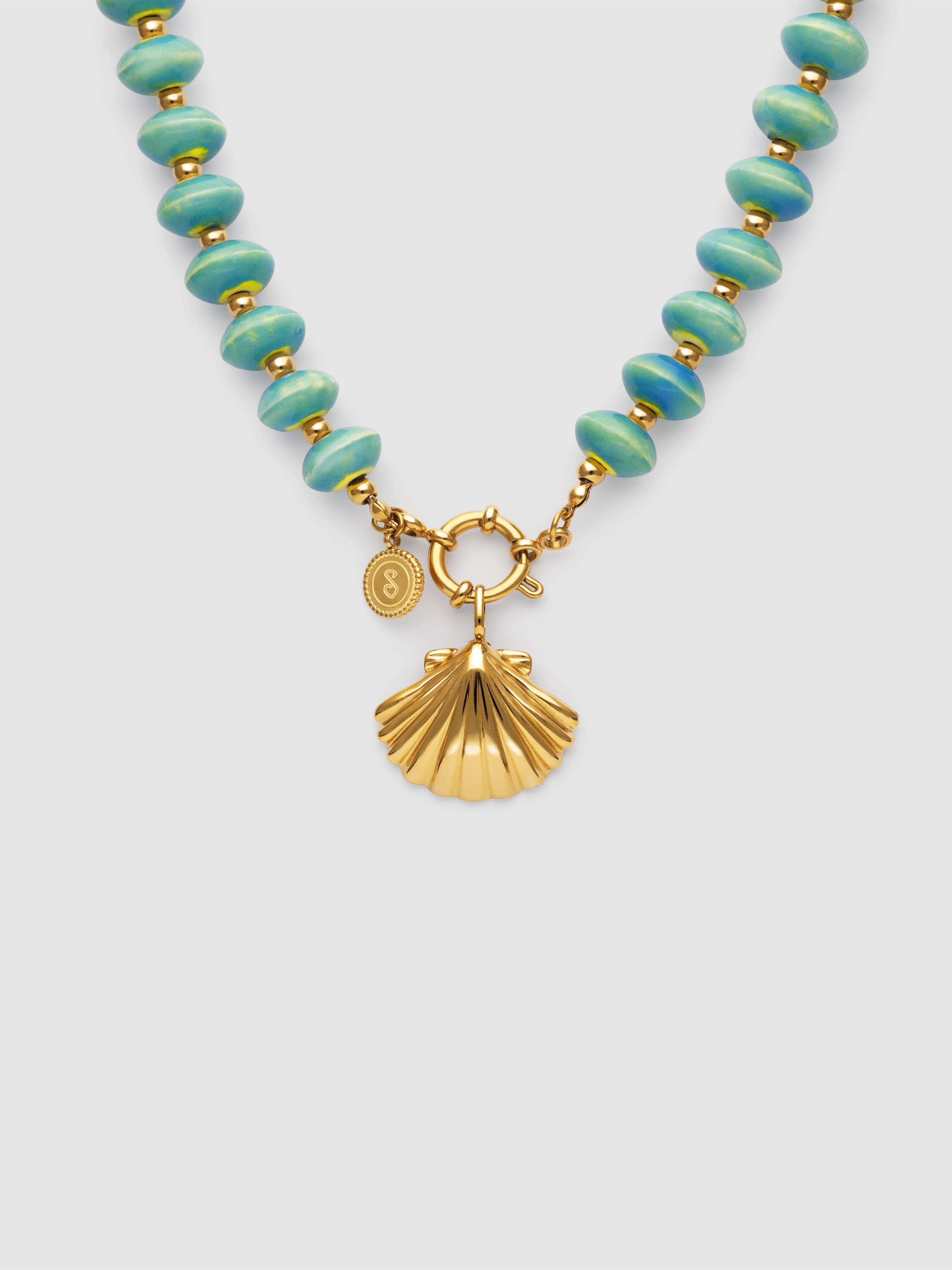 Collar shelly de acero bañado en oro