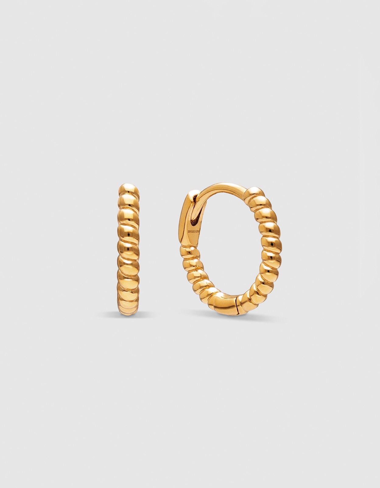 Imagen 0 de Pendientes aro twist de acero bañado en oro Dorado