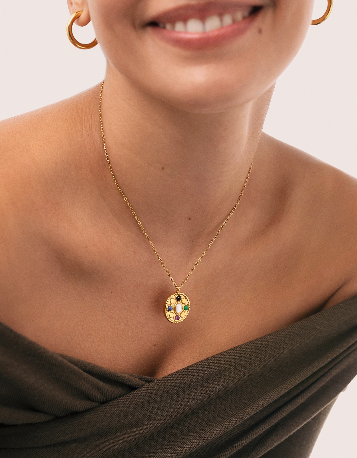 Imagen 3 de Collar medallion five stones mística de acero bañado en oro - Singularu - Multicolor Multicolor