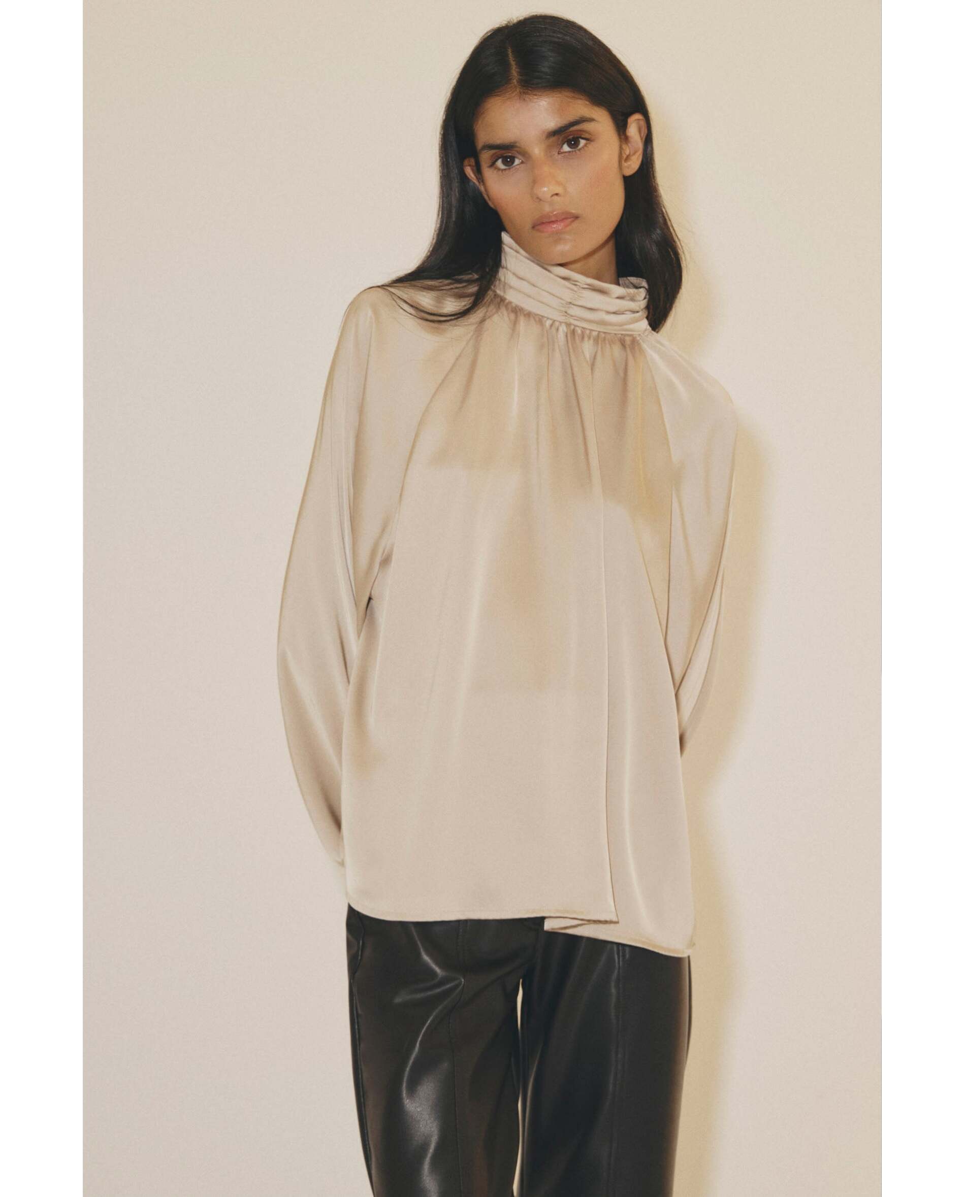 Imagen 1 de Blusa de mujer de tejido satinado y cuello alto Champagne