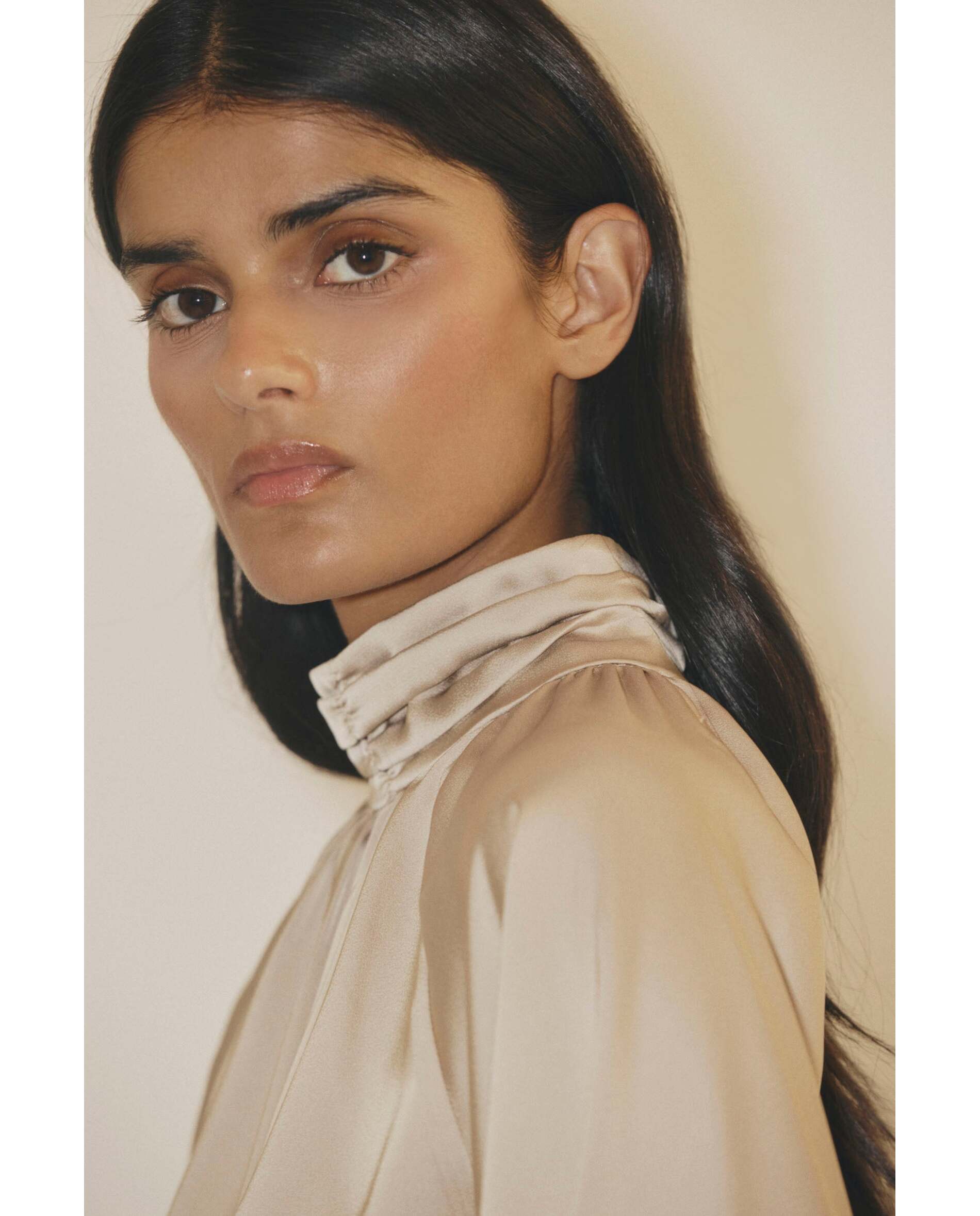 Imagen 2 de Blusa de mujer de tejido satinado y cuello alto - Bimani - Champagne Champagne