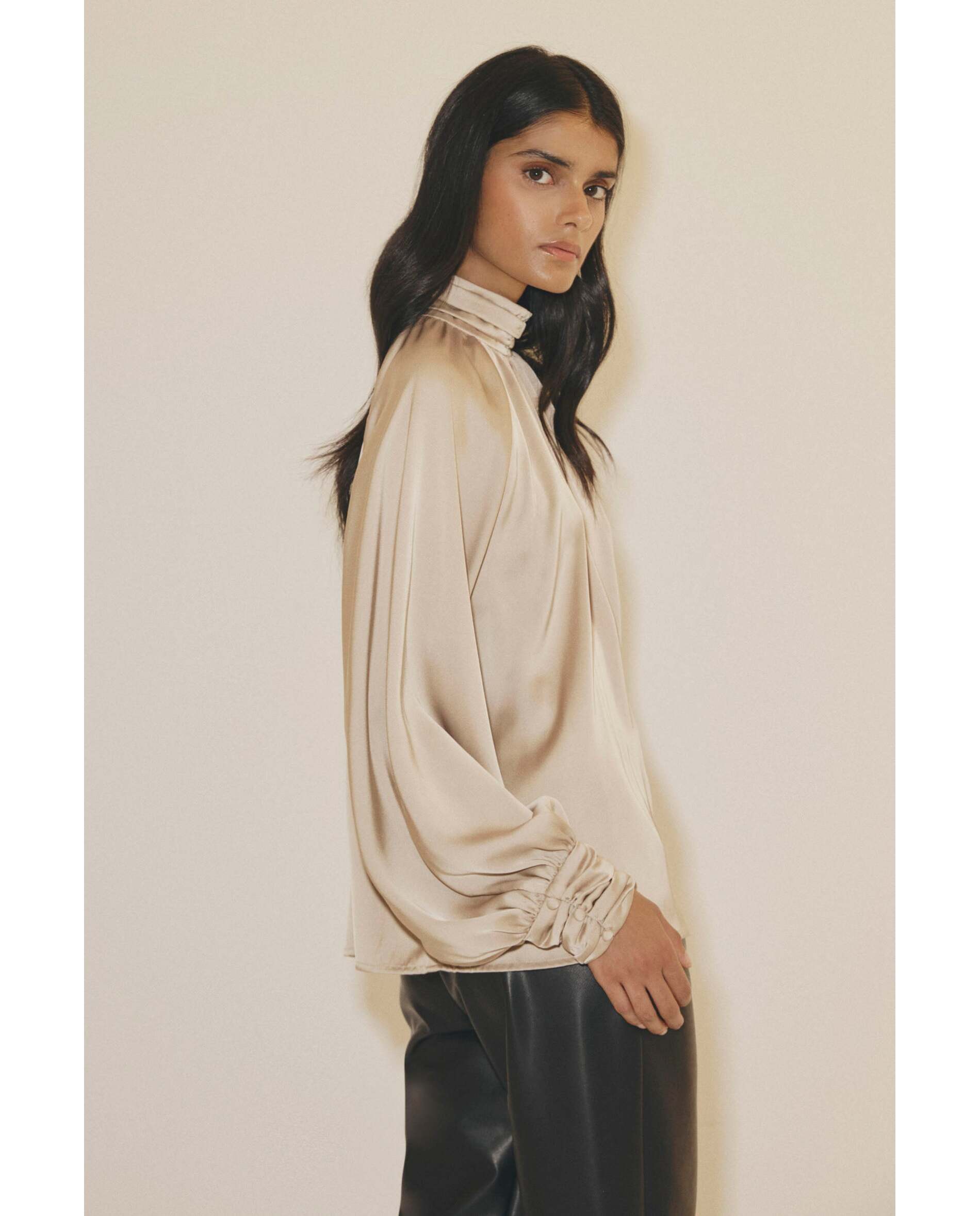 Imagen 3 de Blusa de mujer de tejido satinado y cuello alto - Bimani - Champagne Champagne
