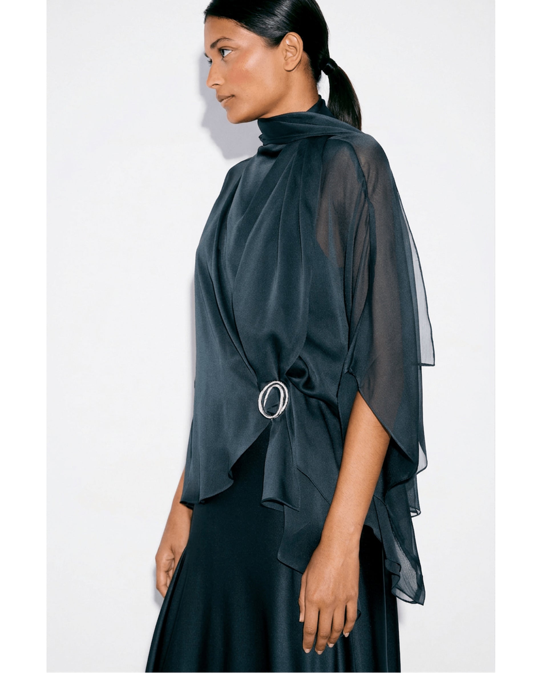 Imagen 1 de Blusa de mujer tipo capa Petróleo