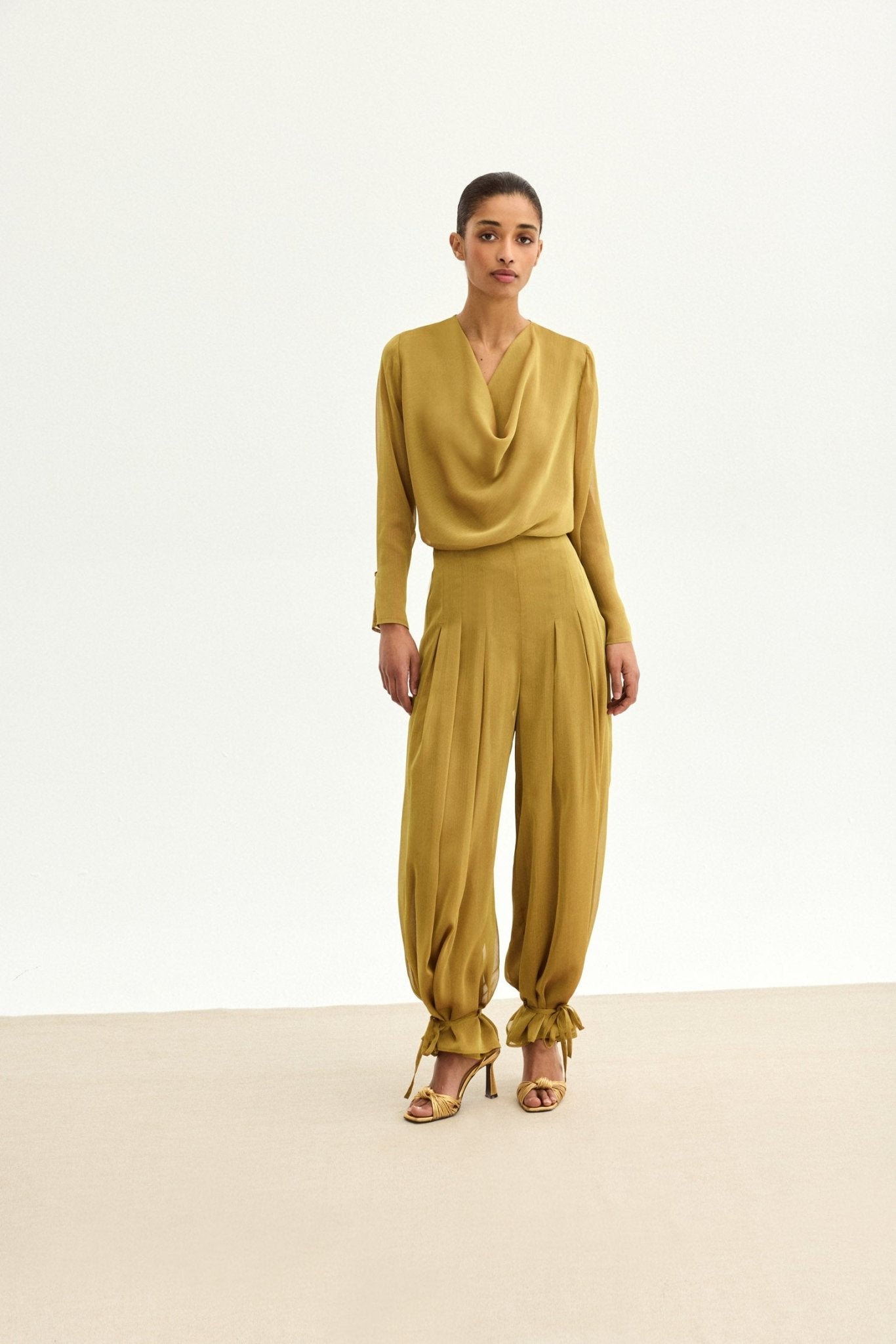 Bimani - Pantalón recto de mujer de gasa y tiro medio.