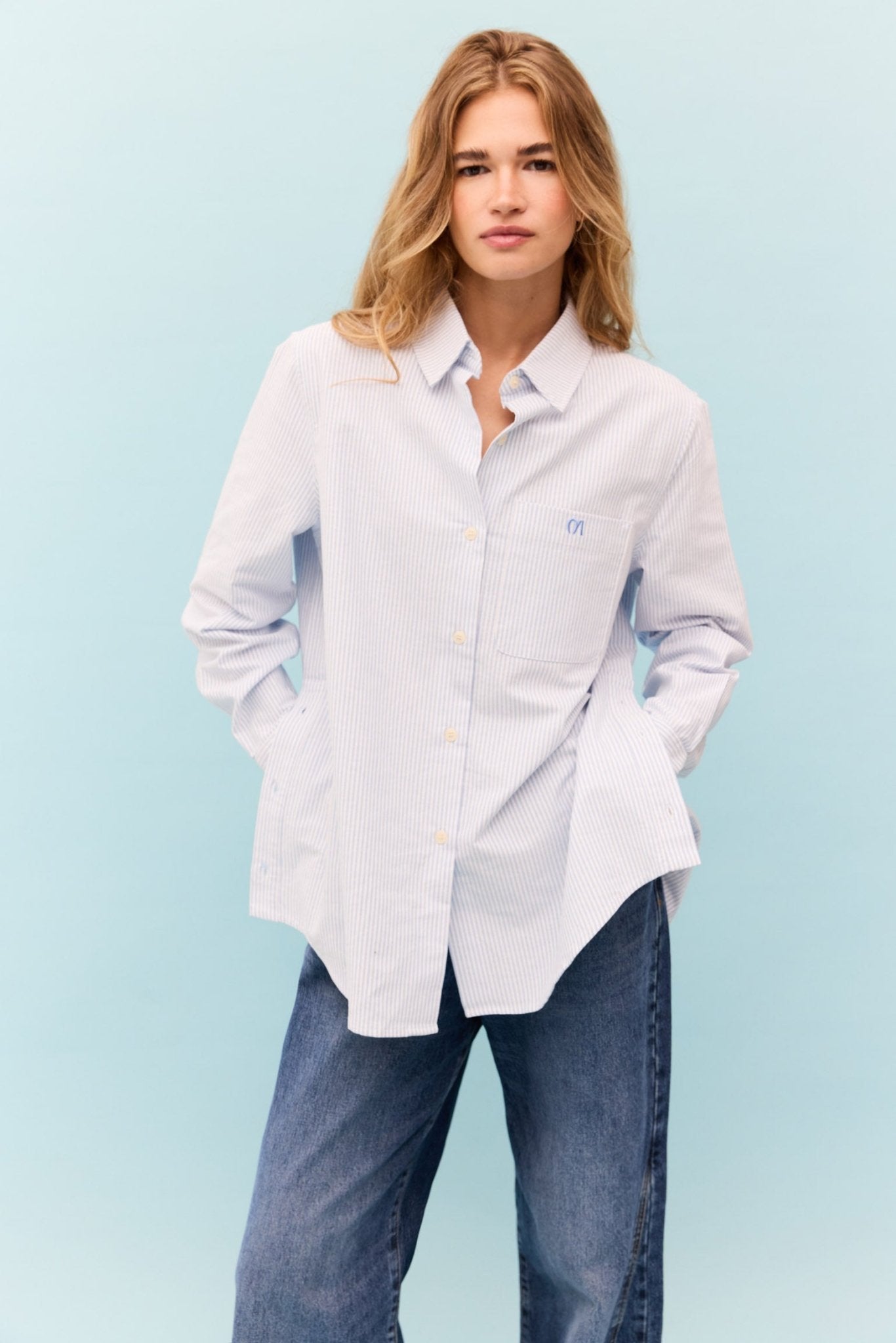 Imagen 0 de Camisa de mujer de manga larga y corte ancho Azul