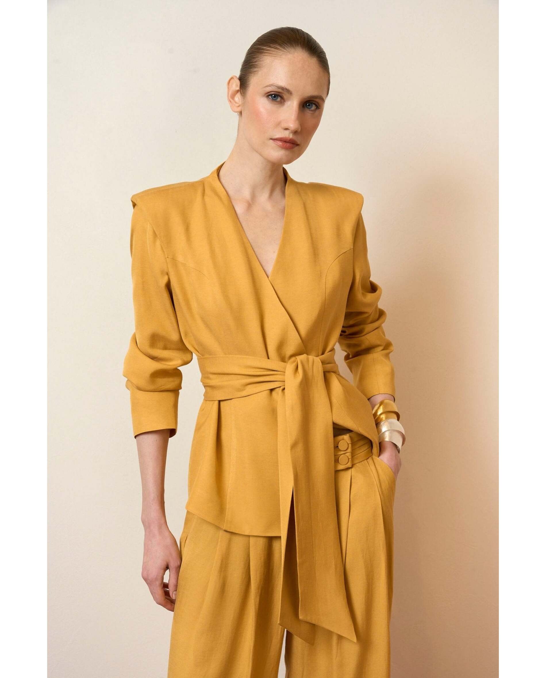 Imagen 0 de Chaqueta de mujer semientallada y largo medio Mostaza