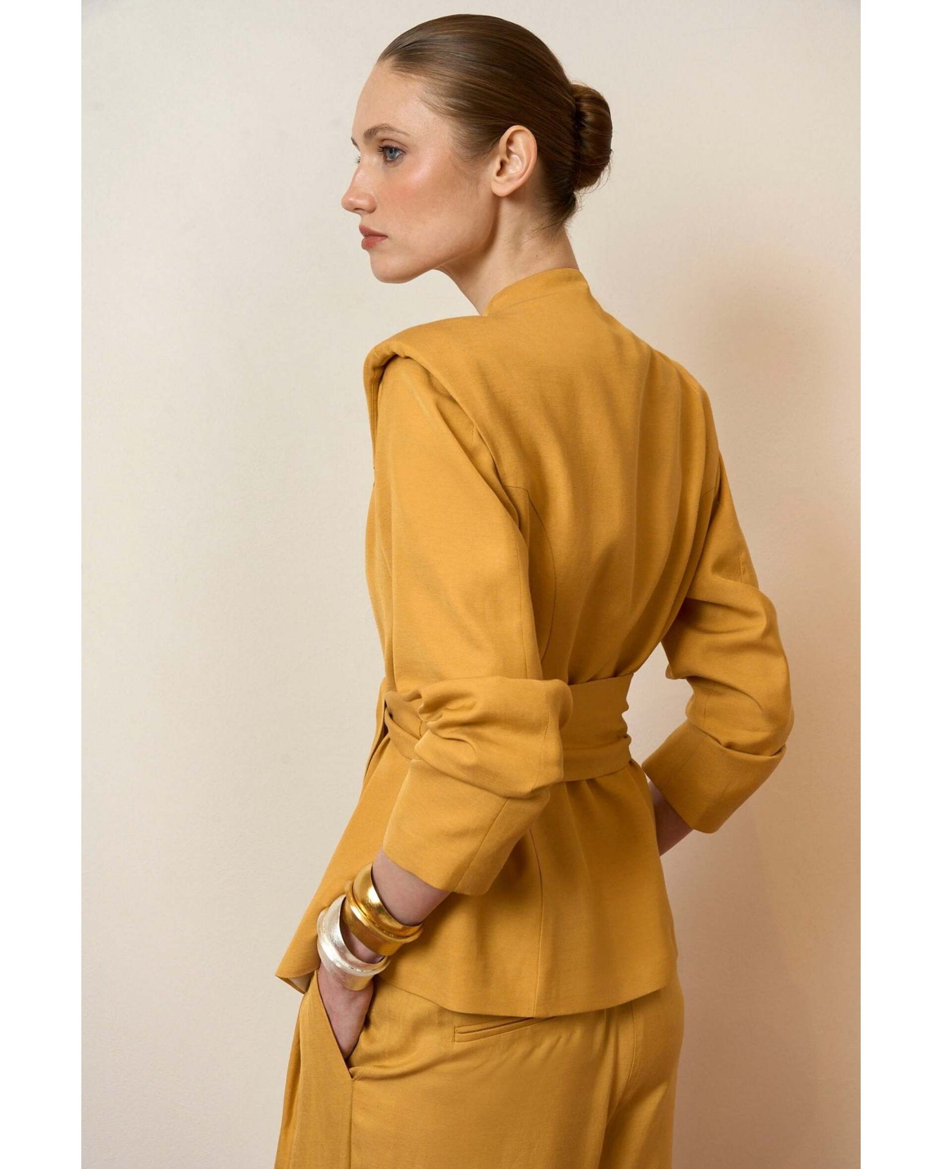 Chaqueta de mujer semientallada y largo medio - Bimani - Mostaza Mostaza-2