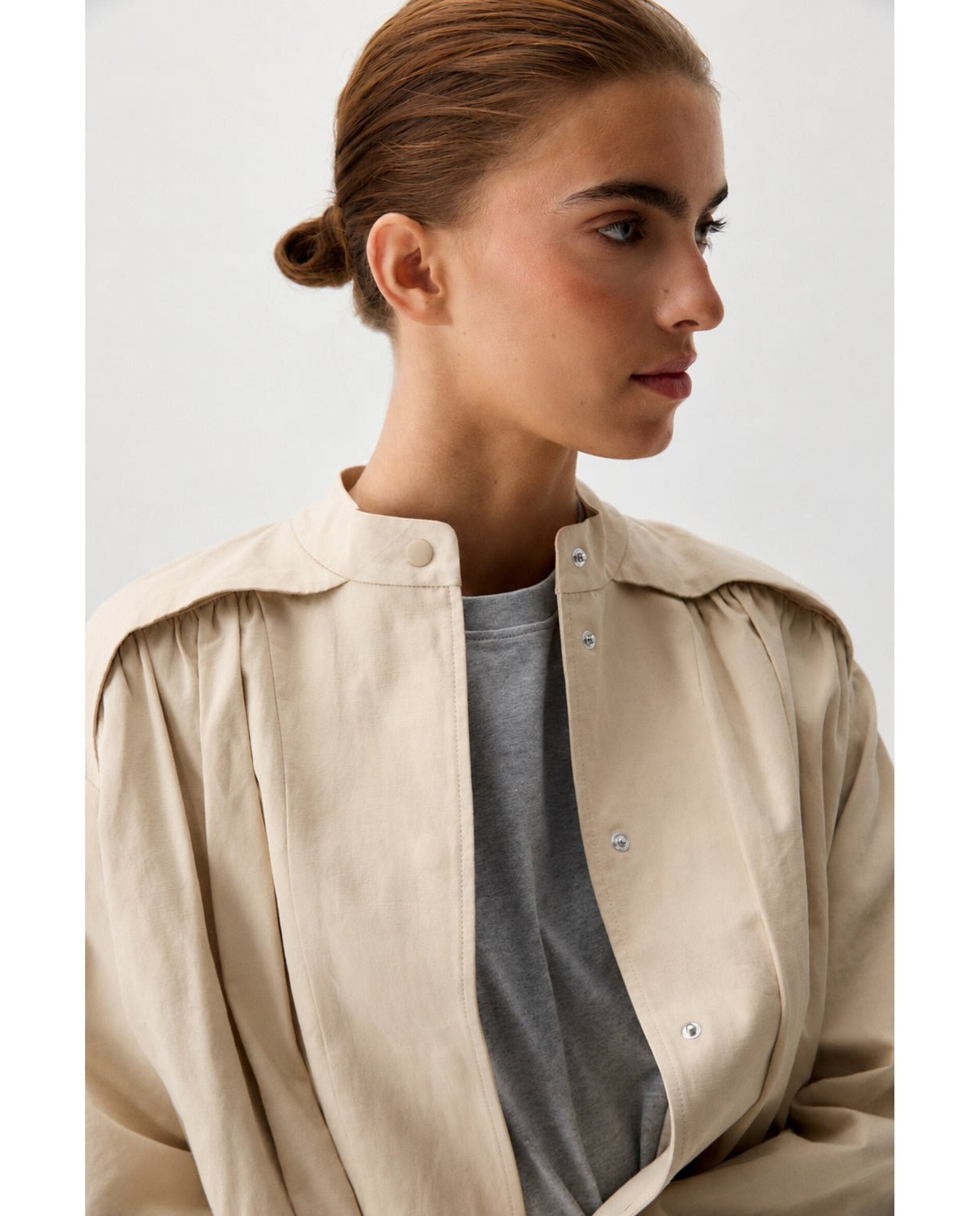 Imagen 0 de Chaqueta de mujer bomber oversize Beige