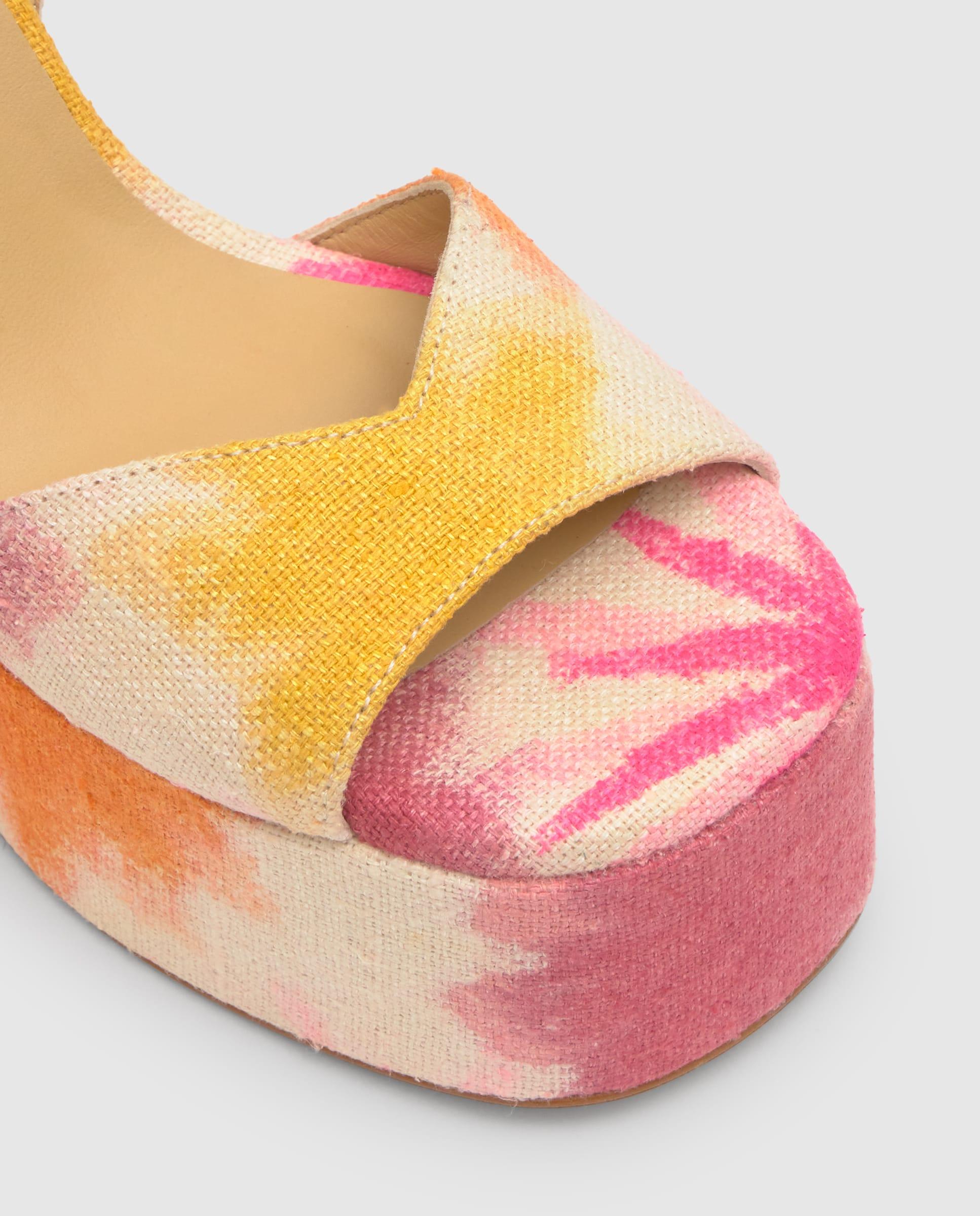 Imagen 4 de Sandalia de mujer flora con estampado y cierre de hebilla. - Multicolor Multicolor