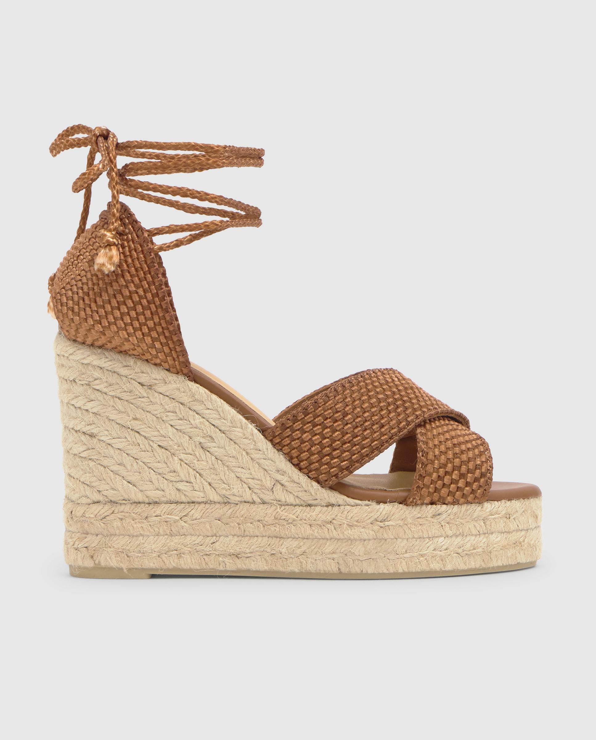 Castañer - Sandalias de cuña de mujer Becca con talonera trenzada y cierre de cordones.