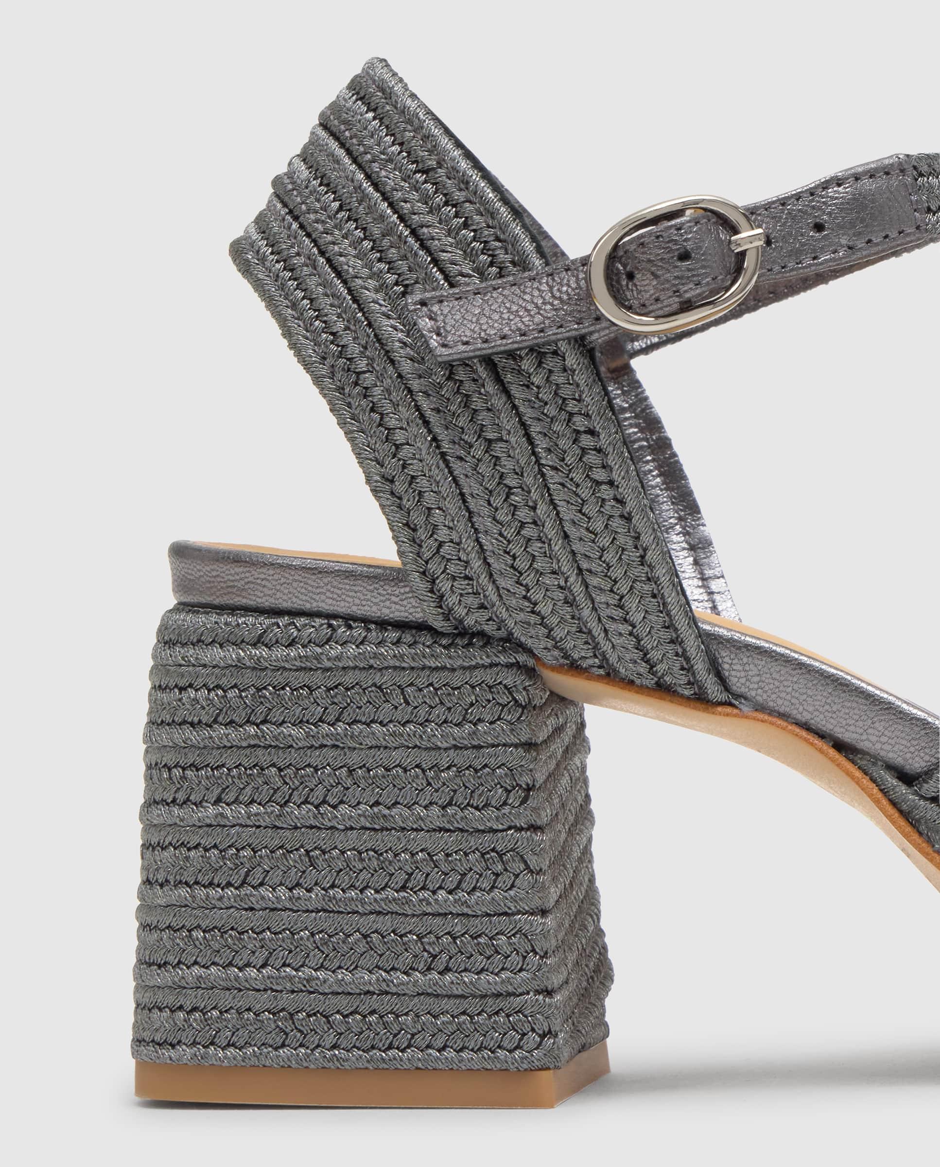 Sandalias de tiras de mujer Vallita con trenzado metalizado y cierre de hebilla - Castañer - Gris oscuro Gris oscuro-4