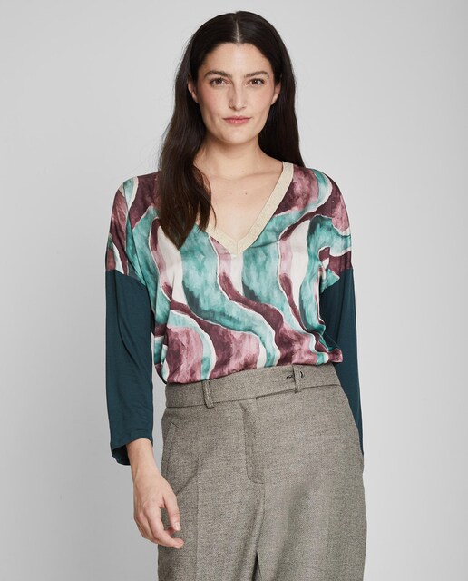 Imagen 0 de Camiseta de mujer con estampado y cuello pico