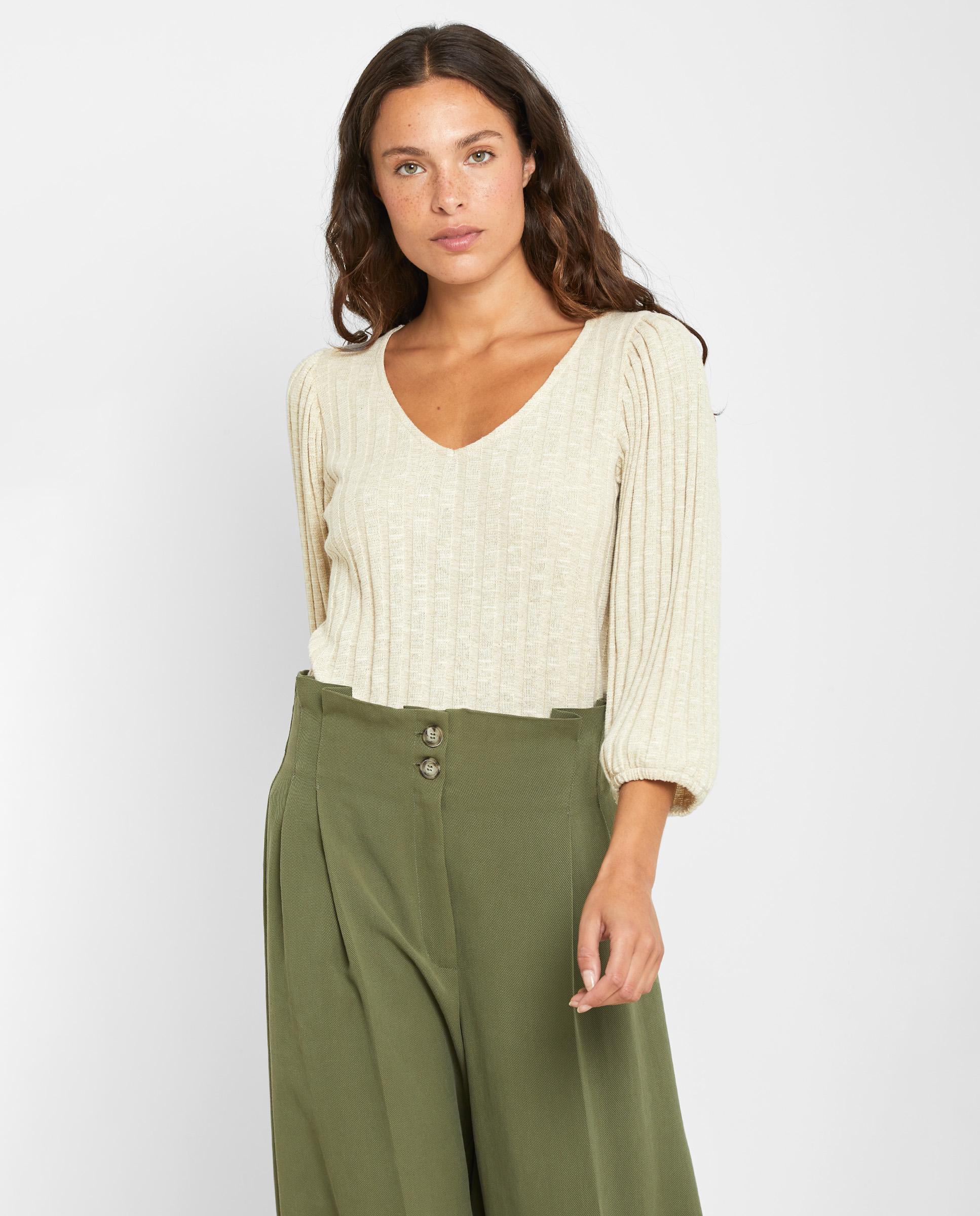 Trucco - Camiseta de mujer de punto canalé con cuello en pico.