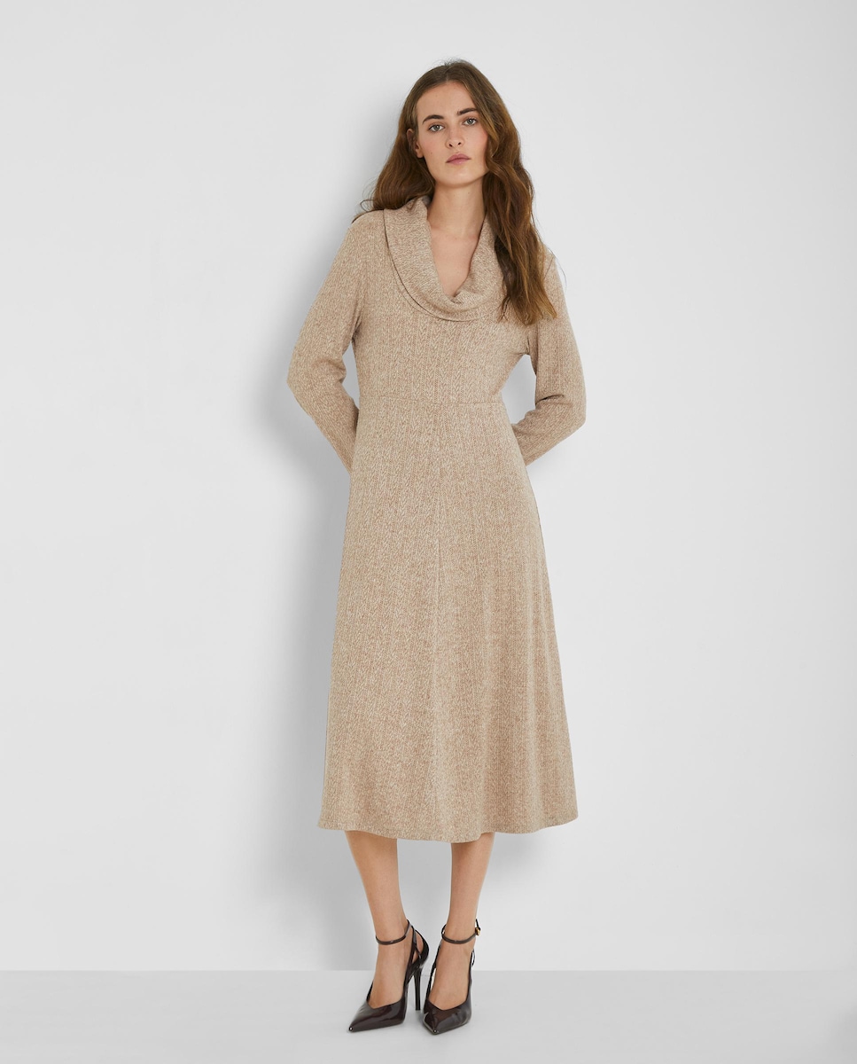 Vestido midi de punto canalé con cuello holgado · Trucco · El