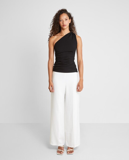 Imagen 0 de Top de mujer conun hombro al descubierto