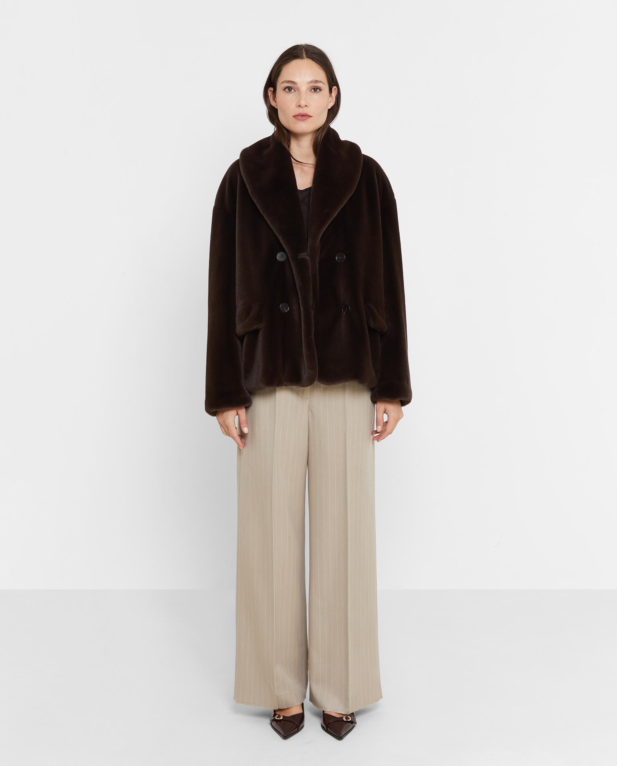 Abrigo de pelo de mujer corto con botones