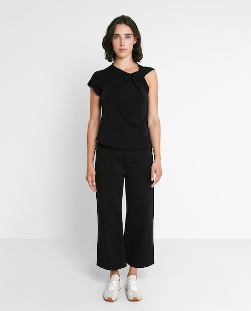 Imagen 0 de Camiseta de mujer con cuello asimétrico y manga corta