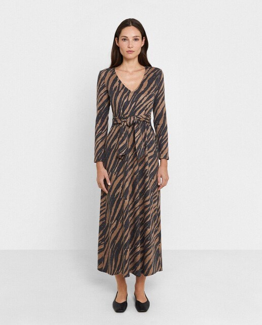 Imagen 0 de Vestido largo con cuello pico y cinturón de lazada