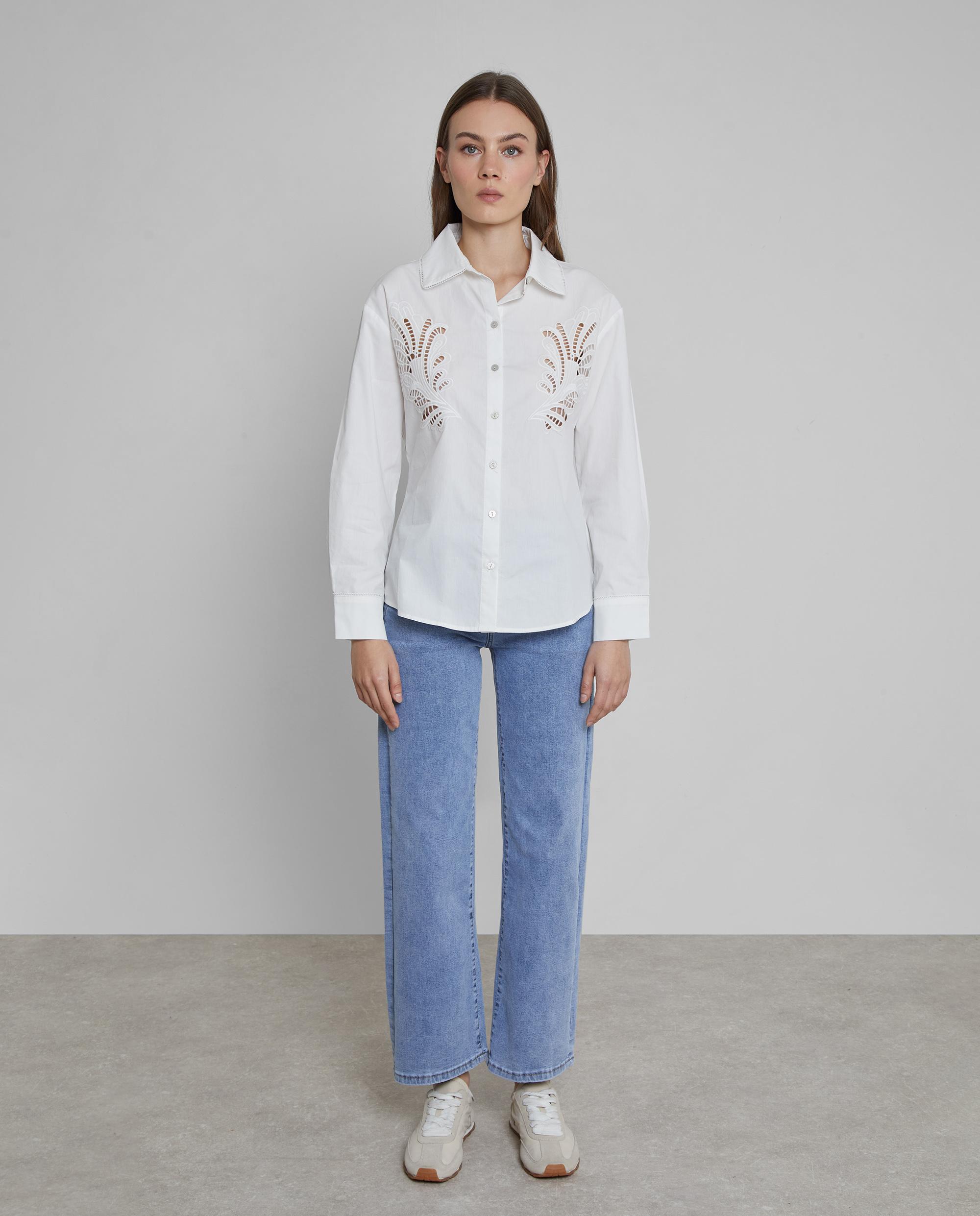 Trucco - Camisa de mujer de corte clásico con bordados.