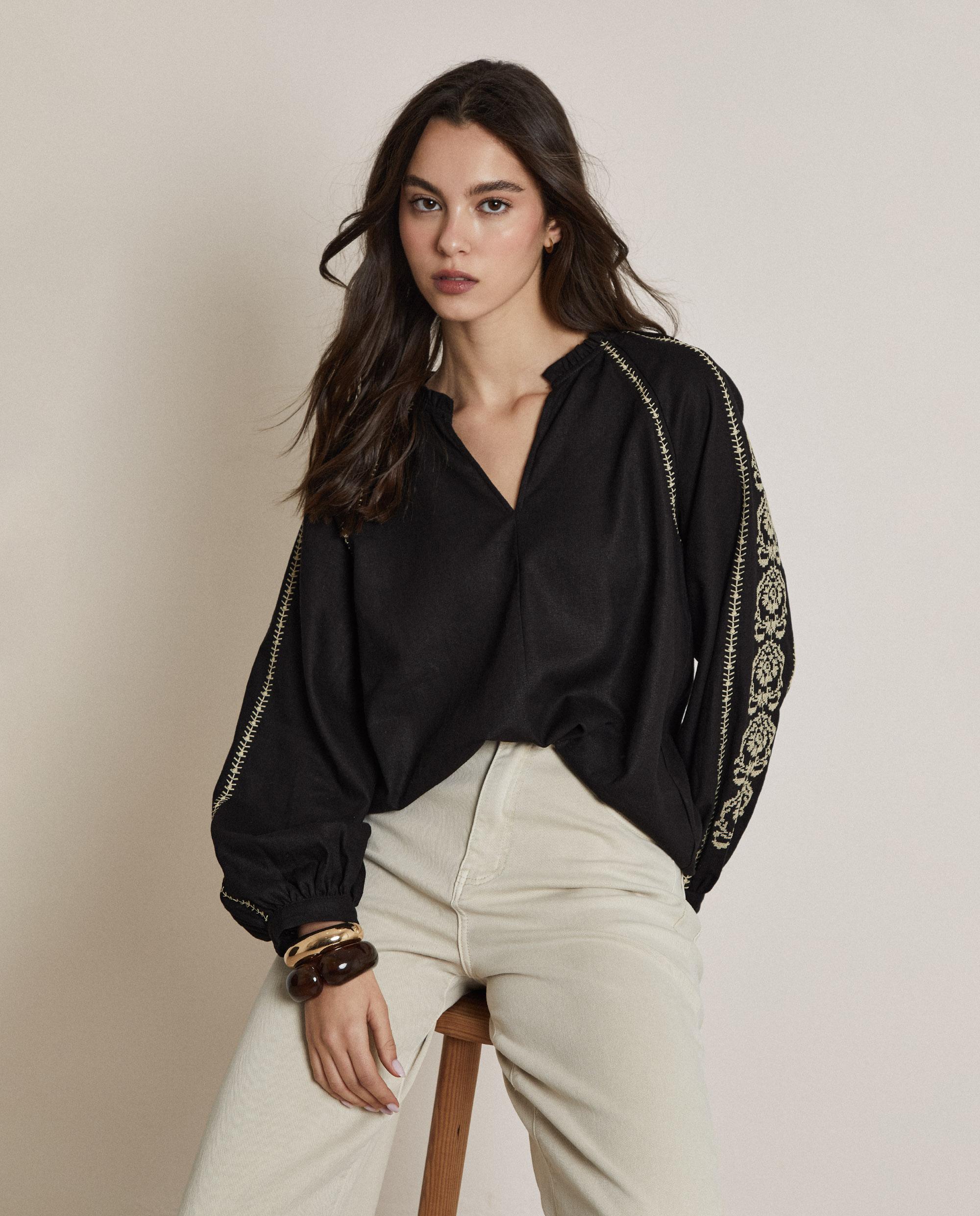 Trucco - Camisa de mujer con lino y mangas con bordados.