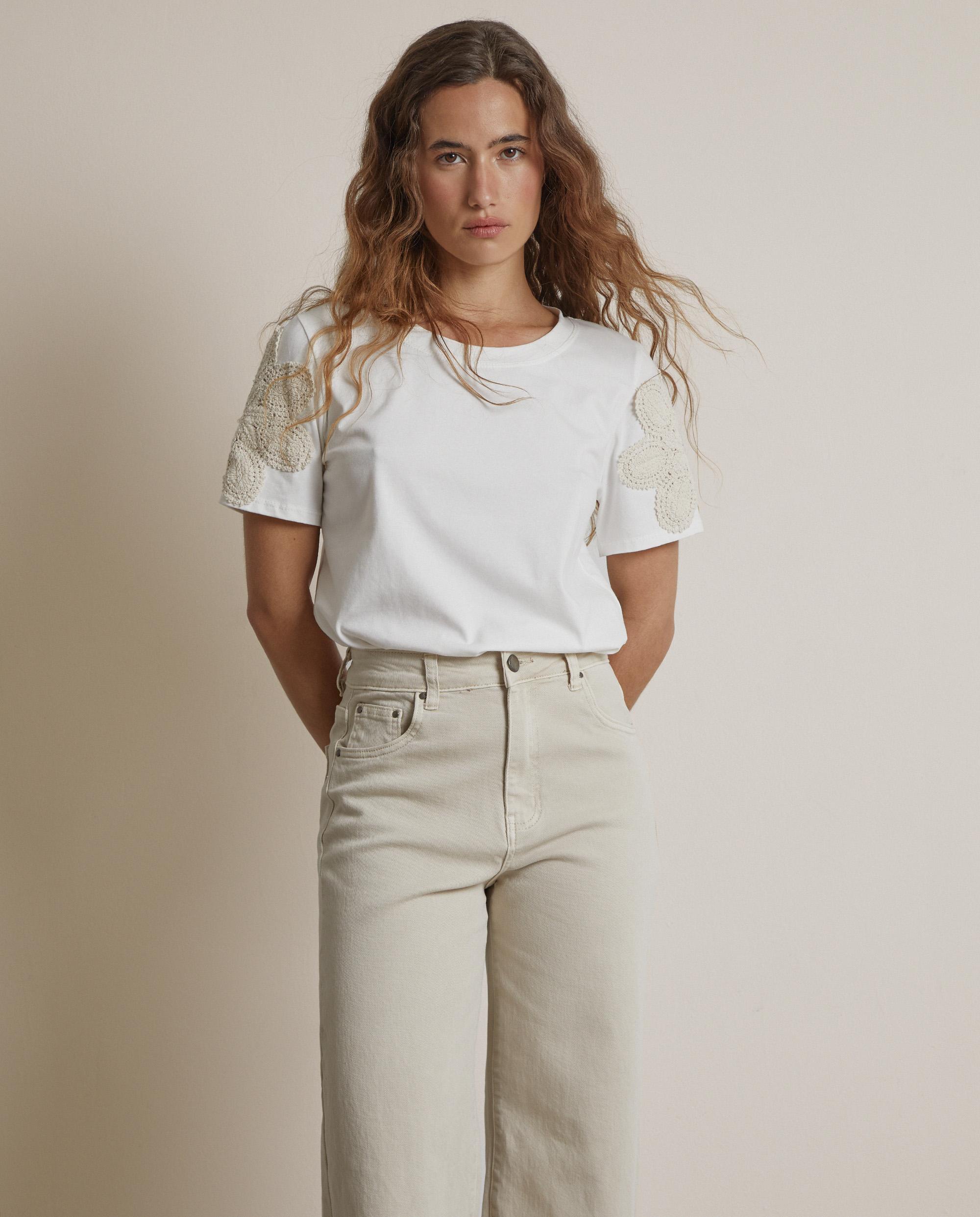 Trucco - Camiseta de mujer con bordados en las mangas.