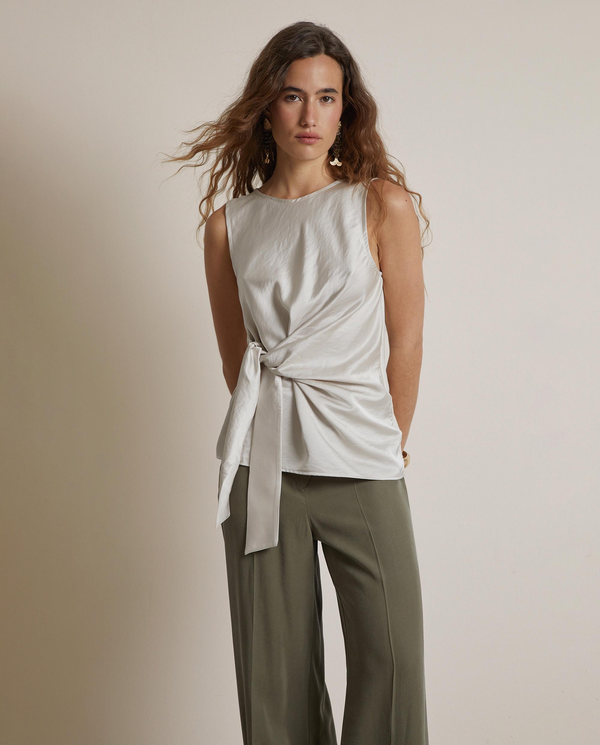 Trucco - Camiseta de mujer satinada con nudo frontal.