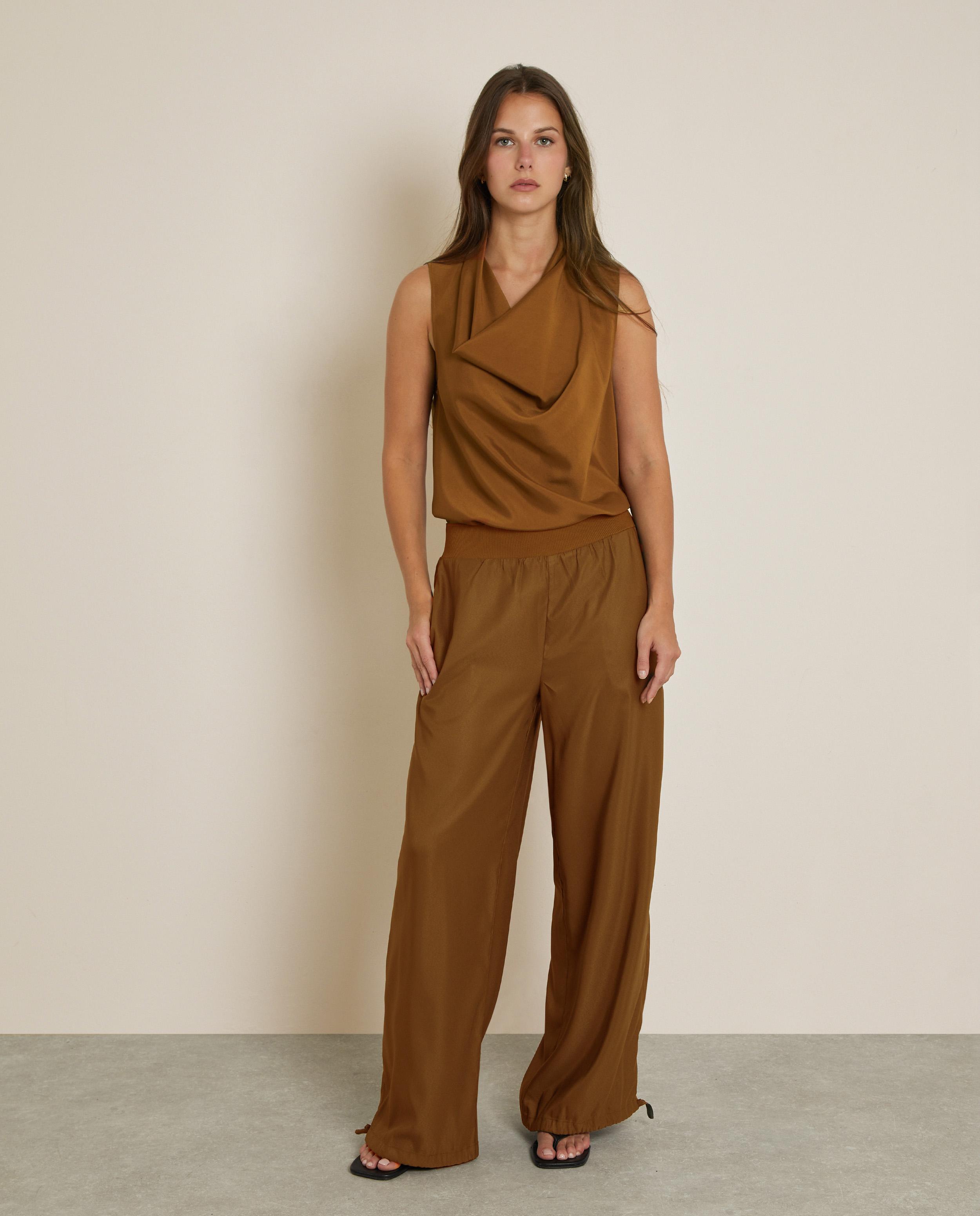 Imagen 0 de Pantalón ancho de mujer satinado con bajo ajustable Camel