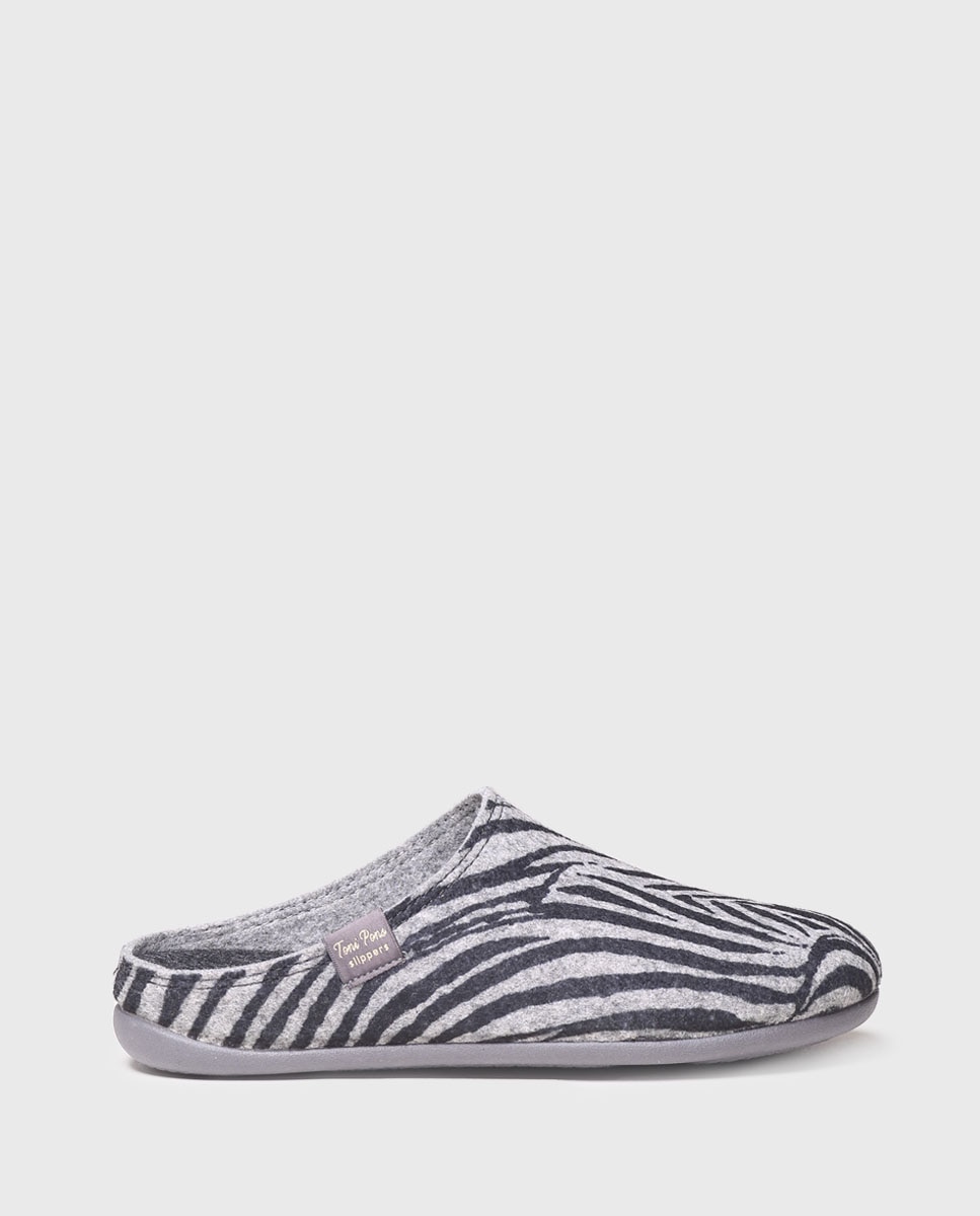 Imagen 0 de Zapatillas de casa cerradas de mujer de fieltro en estampado animal print Gris