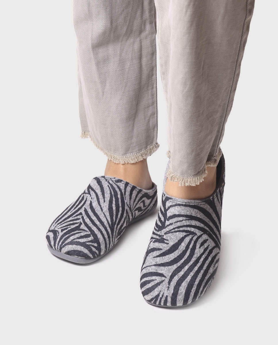 Zapatillas de casa cerradas de mujer de fieltro en estampado animal print - Toni Pons - Gris Gris-4