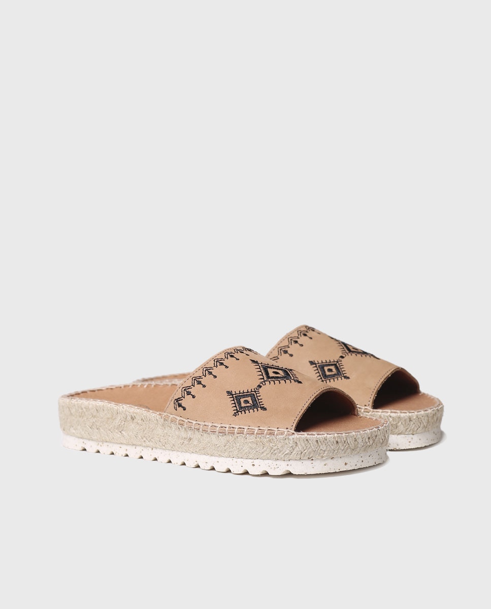 Sandalias planas de mujer de piel con brodados en tonos lisos - Toni Pons - Marrón Marrón-2