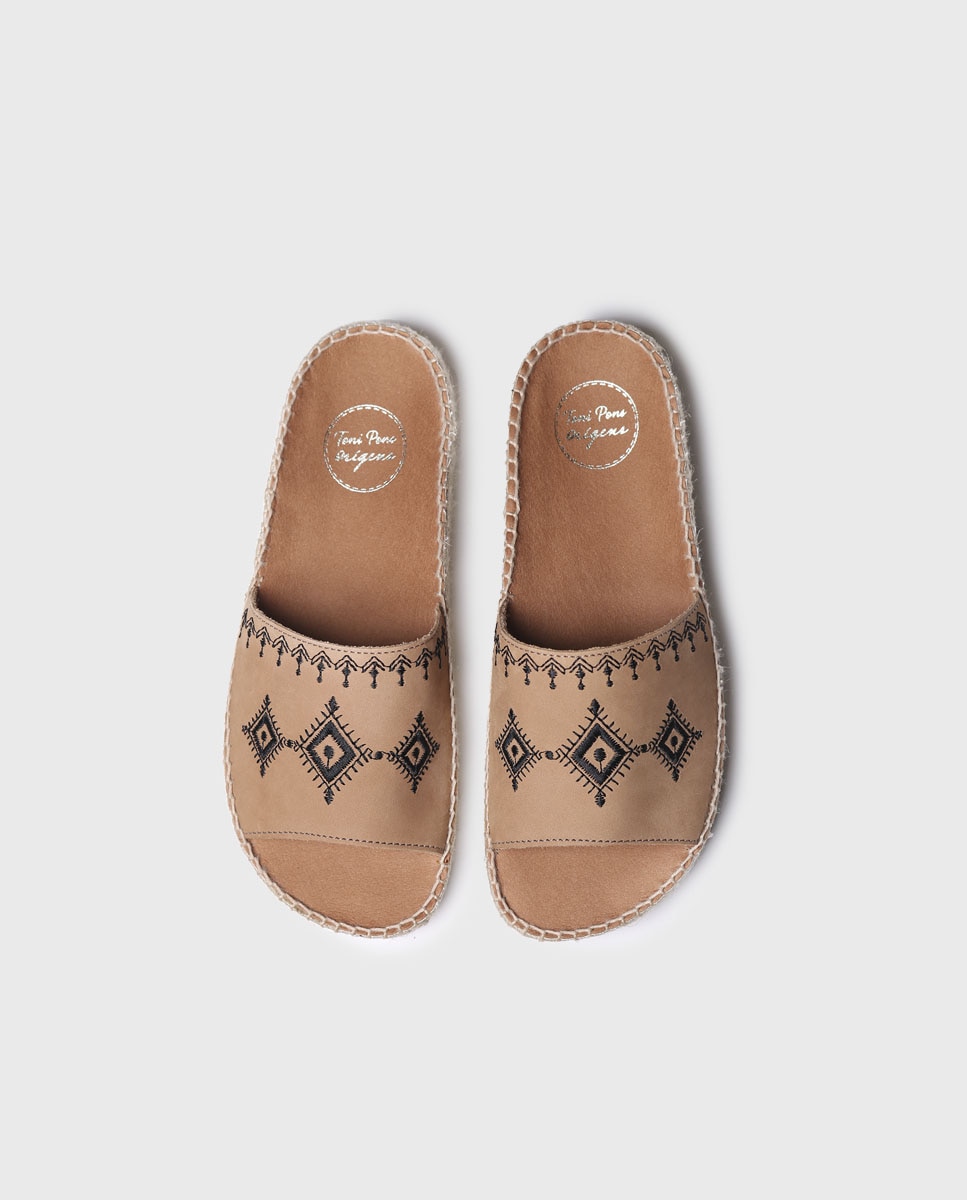Sandalias planas de mujer de piel con brodados en tonos lisos - Toni Pons - Marrón Marrón-3