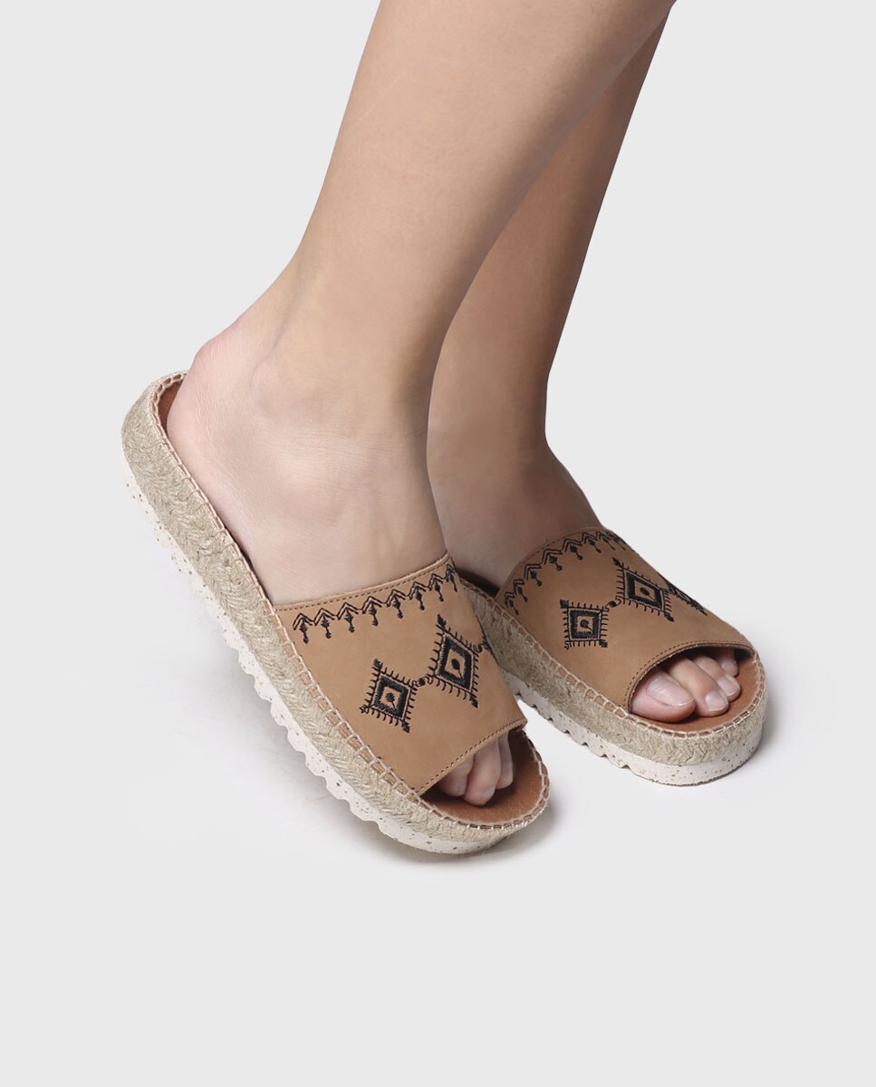 Sandalias planas de mujer de piel con brodados en tonos lisos - Toni Pons - Marrón Marrón-4