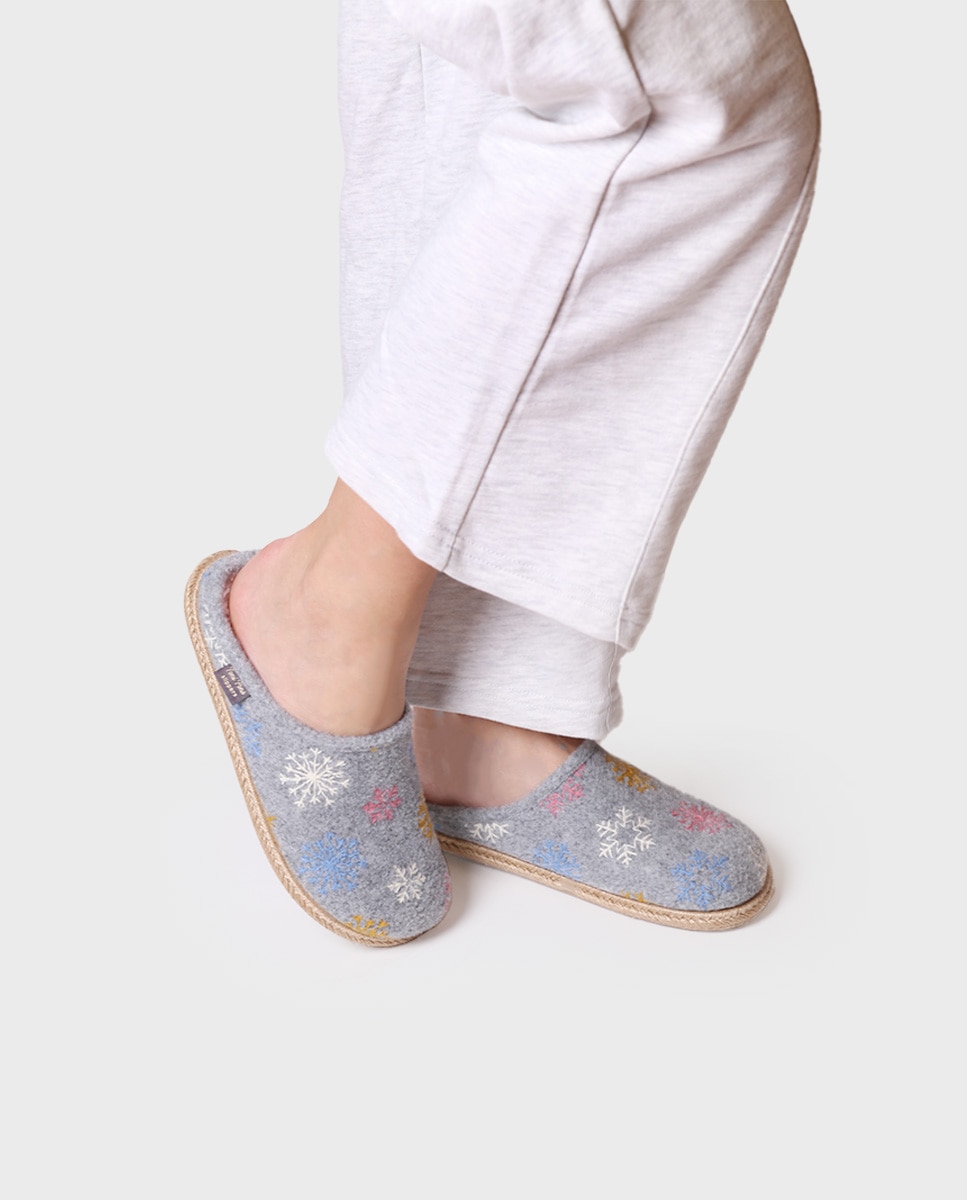 Imagen 4 de Zapatillas de casa cerradas de mujer con bordado - Toni Pons - Gris Gris