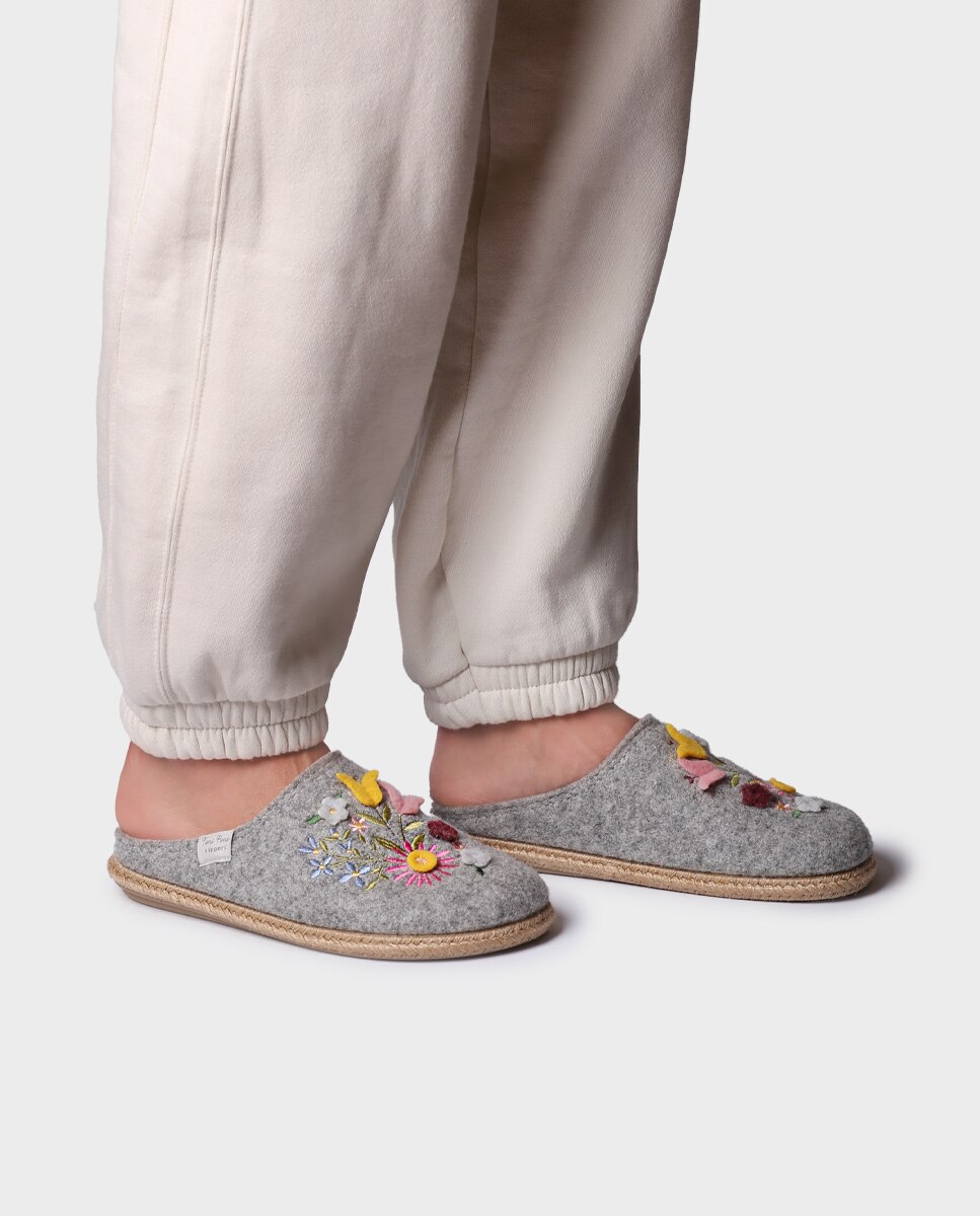 Zapatillas de casa abiertas de mujer con bordado - Toni Pons - Gris Gris-2