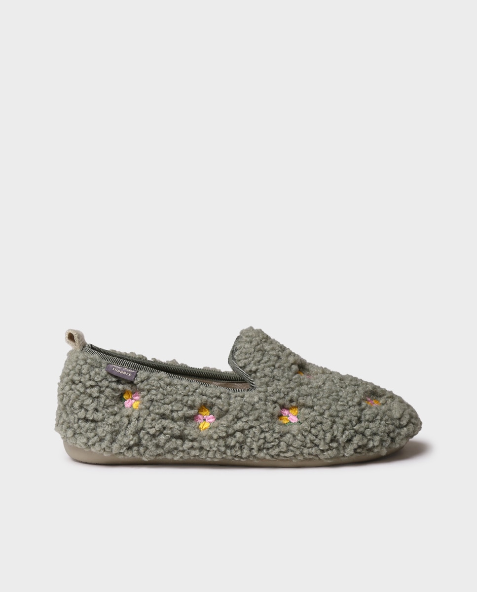 Imagen 0 de Zapatillas de casa cerradas de mujer con bordado Verde