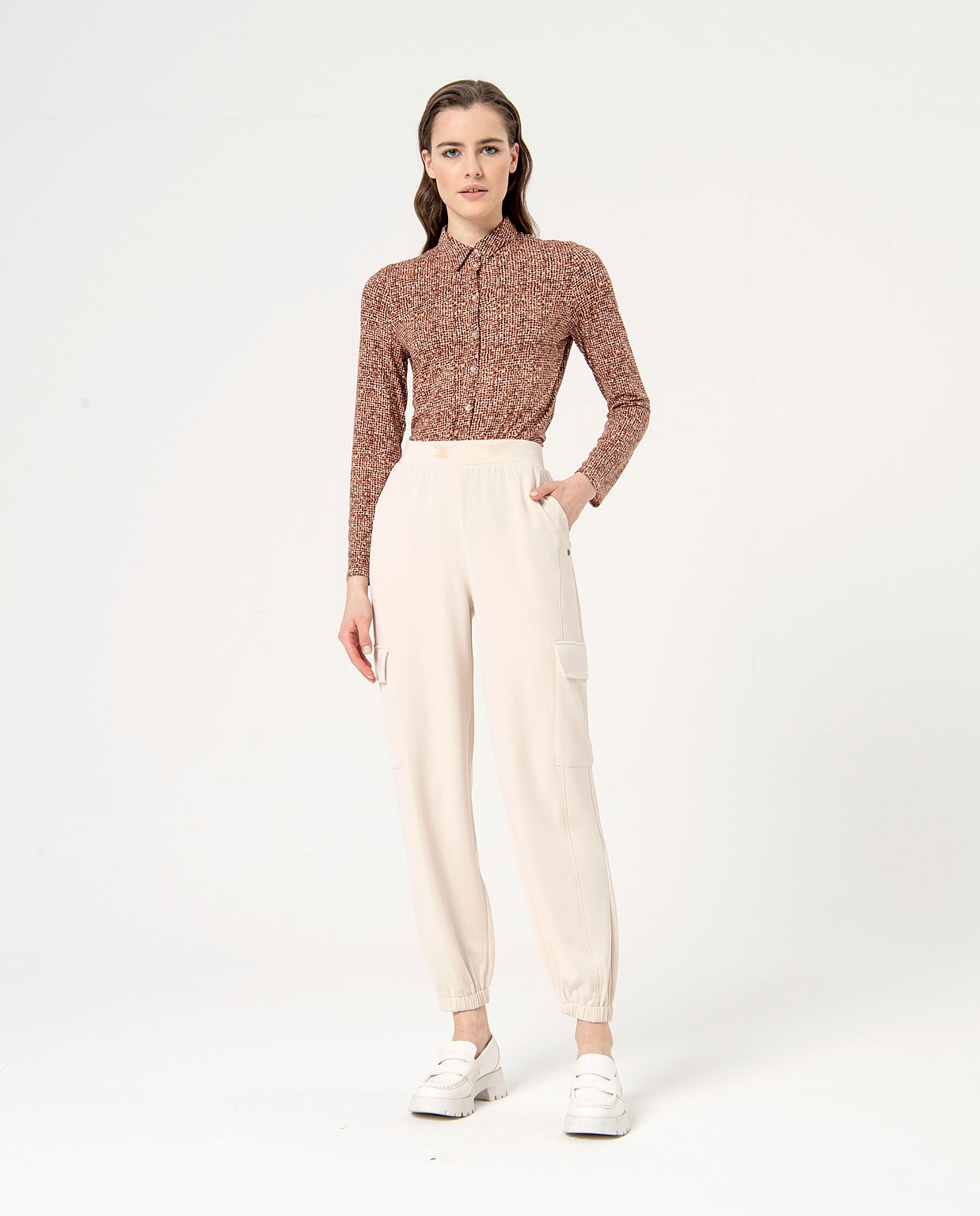 Pantalón de mujer cargo elástico liso