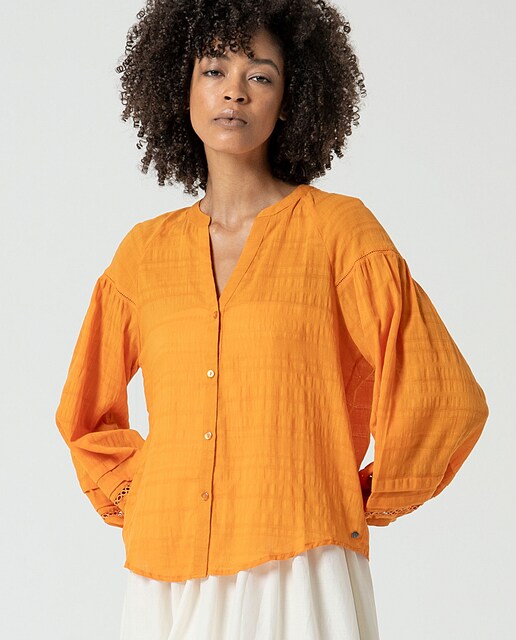 Imagen 0 de Blusa de mujer romántica con bordados y mangas abullonadas
