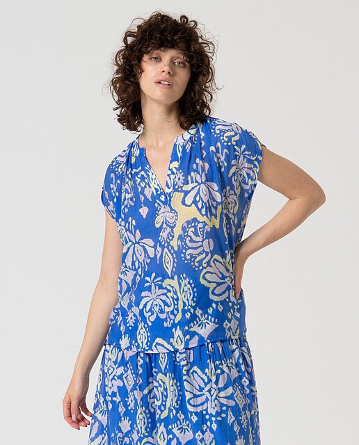 Imagen 0 de Blusa de mujer con cuello mao abierto estampada