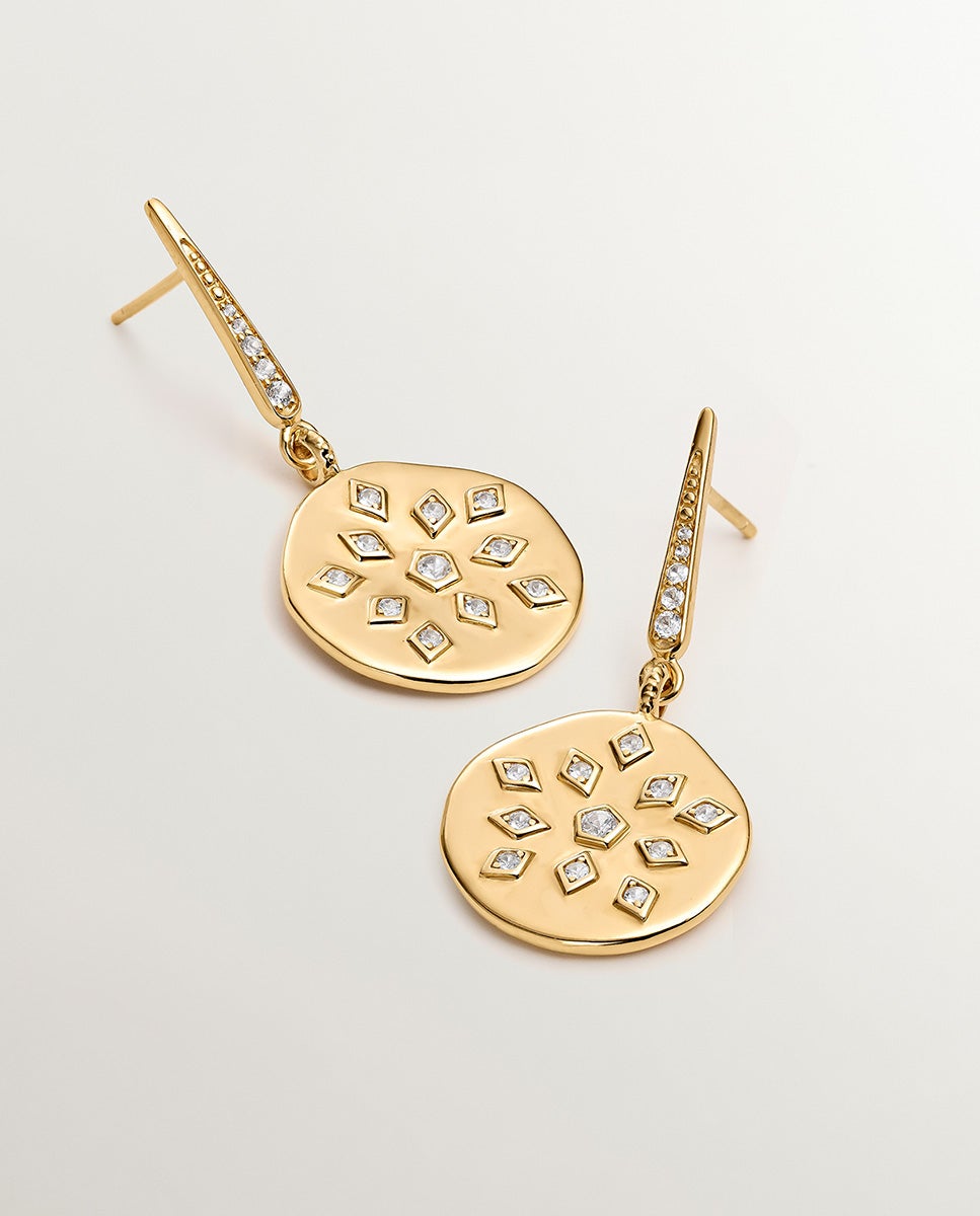 Imagen 0 de Pendientes de plata 925 bañada en oro amarillo de 18k con forma de medalla irregular y topacios blancos Blanco