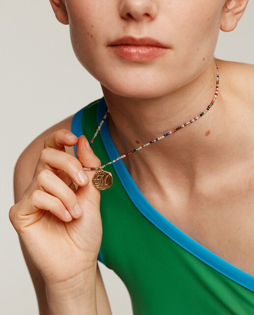 Imagen 0 de Charm artesanal de plata bañada en oro amarillo de 18K con inicial N