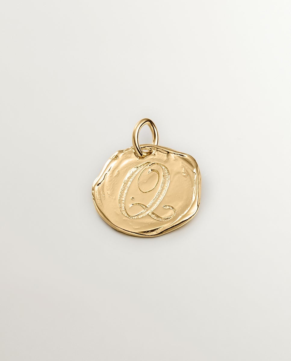 Charm artesanal de plata bañada en oro amarillo de 18K con inicial Q Oro-1