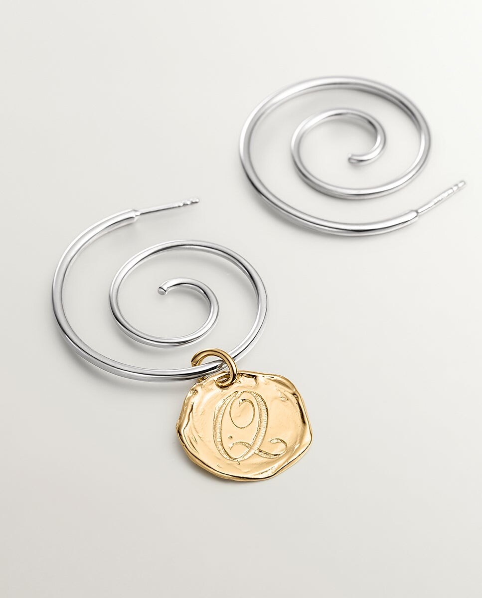 Charm artesanal de plata bañada en oro amarillo de 18K con inicial Q Oro-2