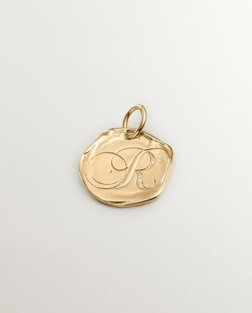 Imagen 0 de Charm artesanal de plata bañada en oro amarillo de 18K con inicial R