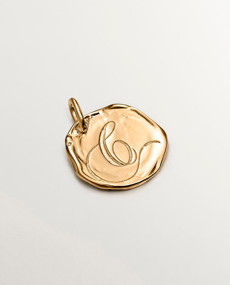Charm artesanal de plata 925 bañada en oro amarillo de 18k con inicial c - Oro Dorado-1