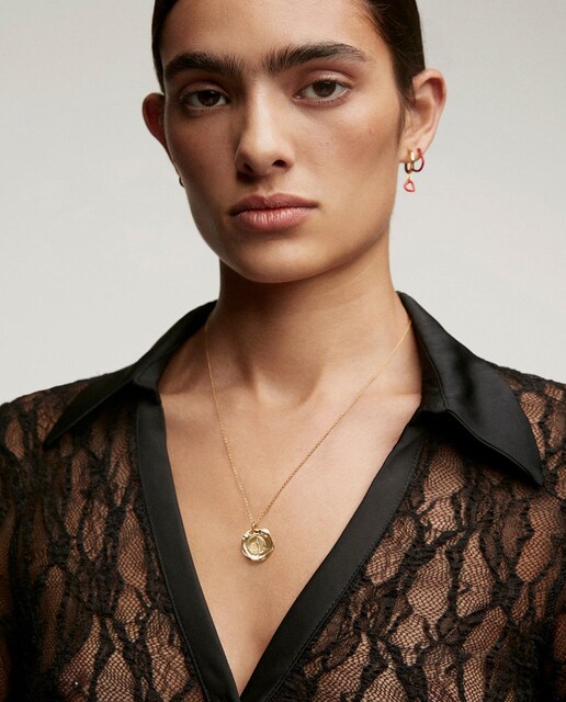 Imagen 0 de Charm artesanal de plata bañada en oro amarillo de 18K con inicial E