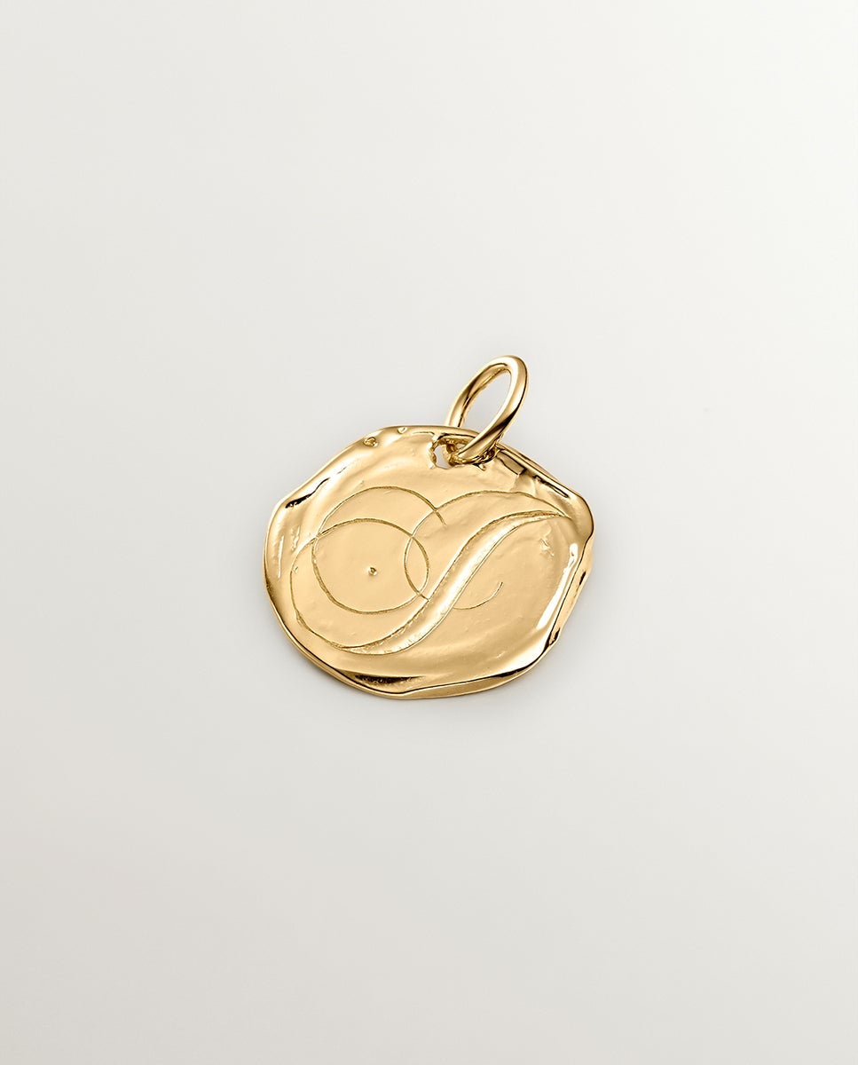 Imagen 0 de Charm artesanal de plata 925 bañada en oro amarillo de 18k con inicial i Plata