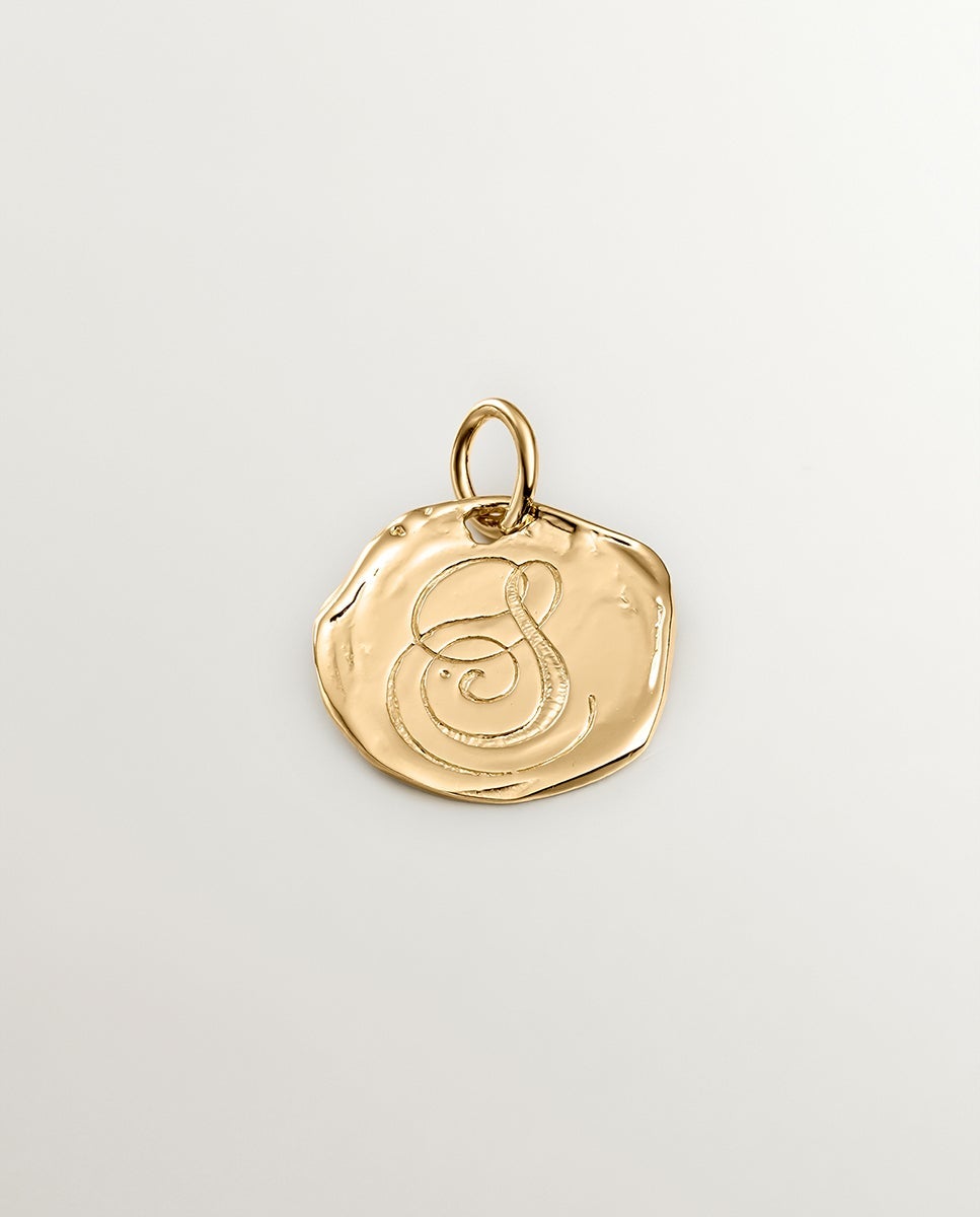 Charm artesanal de plata 925 bañada en amarillo de 18k con inicial s - Aristocrazy - Oro Oro-1