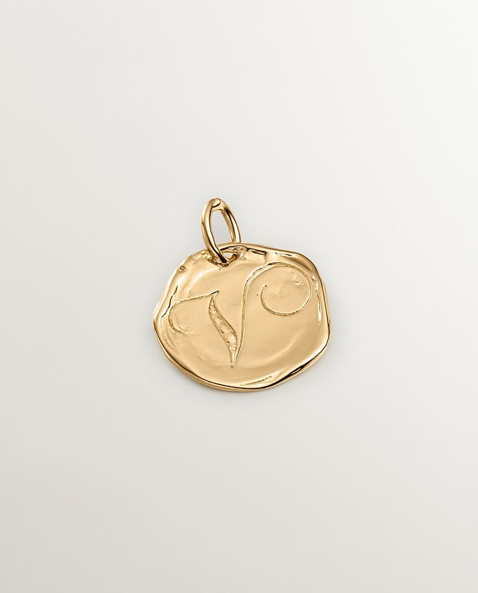 Imagen 0 de Charm artesanal de plata 925 bañada en oro amarillo de 18k con inicial v Oro
